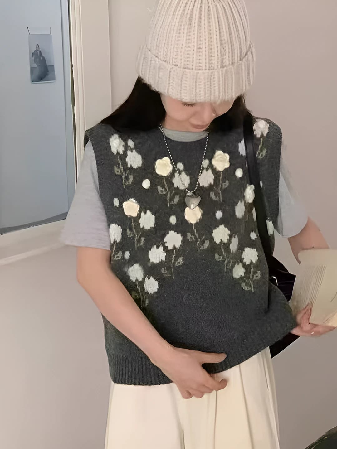 Ayollar uchun kuz-qish mavsumiga mo'ljallangan, dumaloq yoqali, kashtali gullar naqshli, poliester va spandex aralashmatdagi, o'rta uzunlikdagi, keng kesimdagi, 3D naqshli, shirin va yumshoq uslubdagi, kiyib o'tiladigan, tashqi qismga mos, ayollar