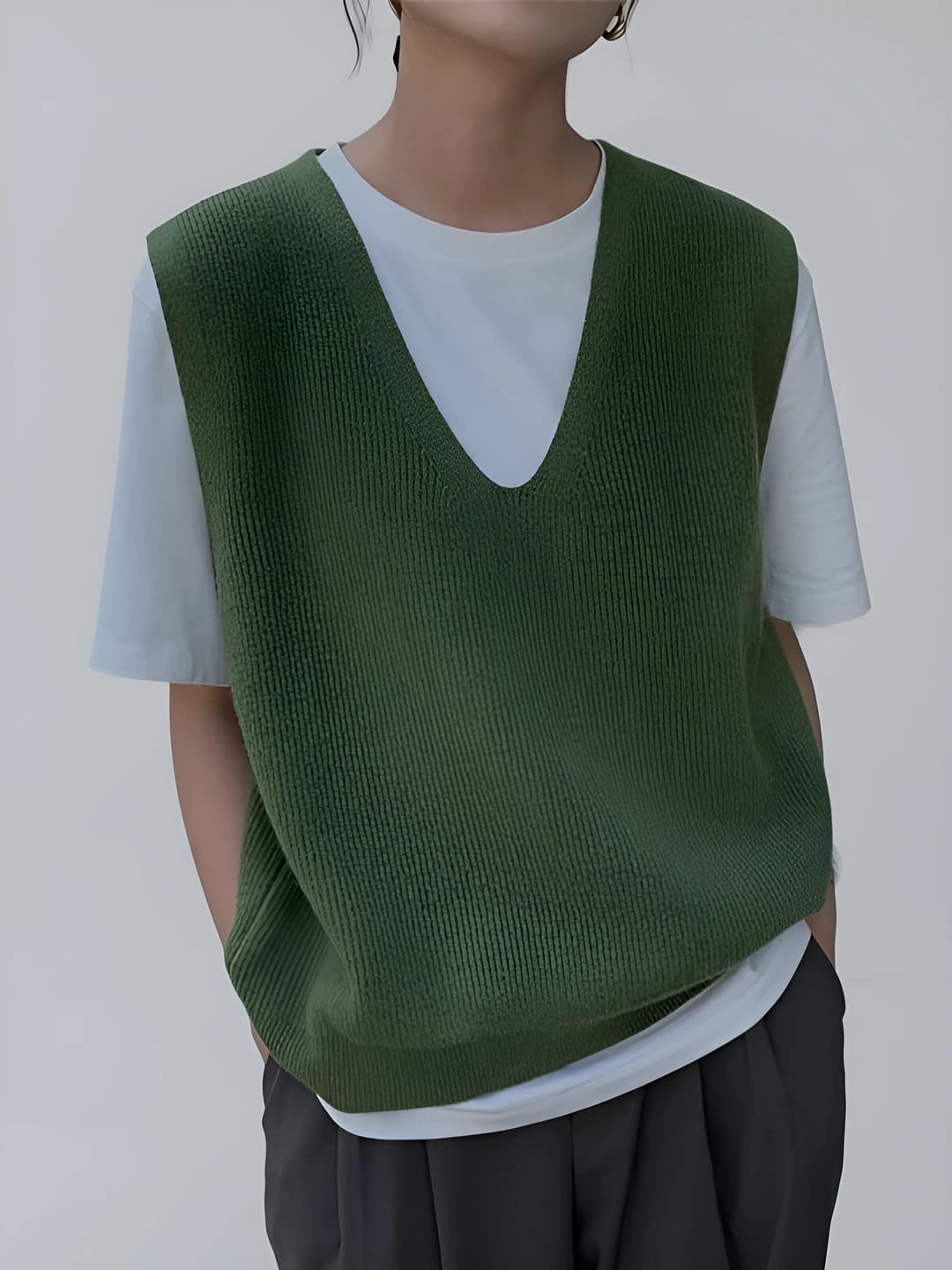 Ayollar uchun yashil to'qima jilet, kuz-qish mavsumi, yengsiz, chuqur V yoqa, bo'sh (oversize) kesim, bir rangli, kundalik sviter