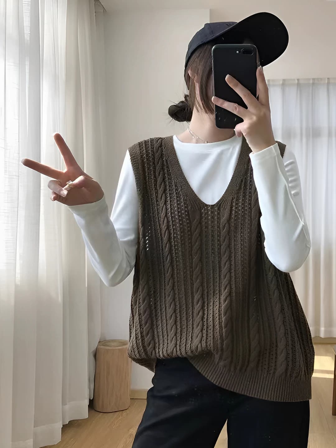 Ayollar uchun katta o'lchamli V-yoqali yengsiz bo'sh (oversize) sviter jileti, kuz-qish mavsumi uchun