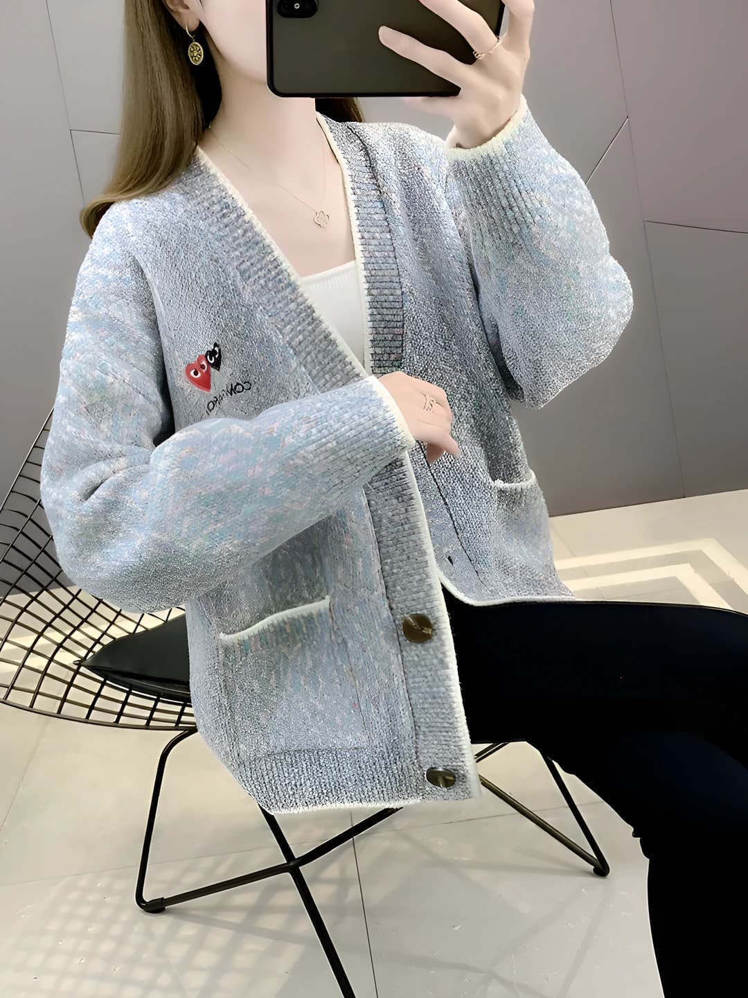 Ayollar uchun kuz-qish trikotaj kardigan, bo'sh (oversize) kesim, V-yoqa, uzun yeng, kashtali, nozik ko'rsatadigan, koreys uslubida