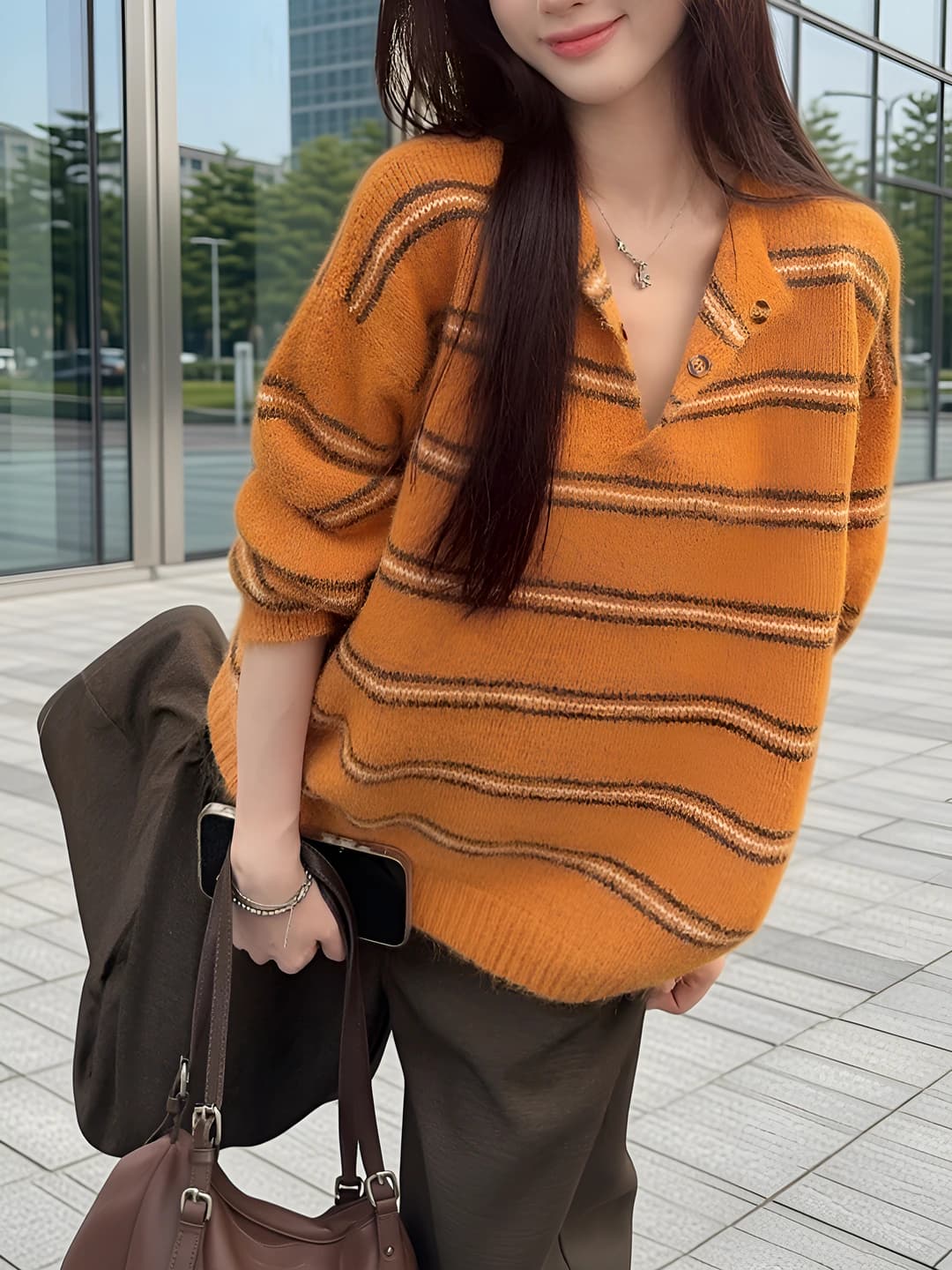 Ayollar uchun chiziqli trikotaj sviter, uzun yeng, bo'sh (oversize) kesim, qaytarma yoqa, kuz-qish