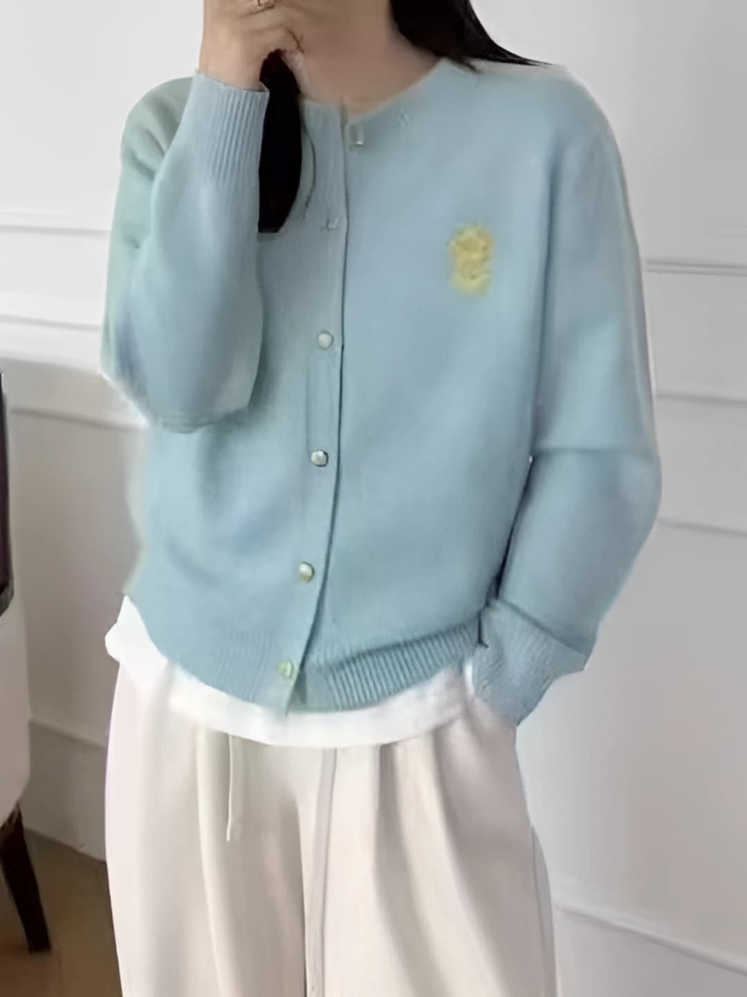 Ayollar uchun nozik ko'rsatadigan kuz-qish trikotaj kardigan, dumaloq yoqa, uzun yeng, bo'sh (oversize) kesim, kashtali gullar naqshi, qalin, bitta qator tugma