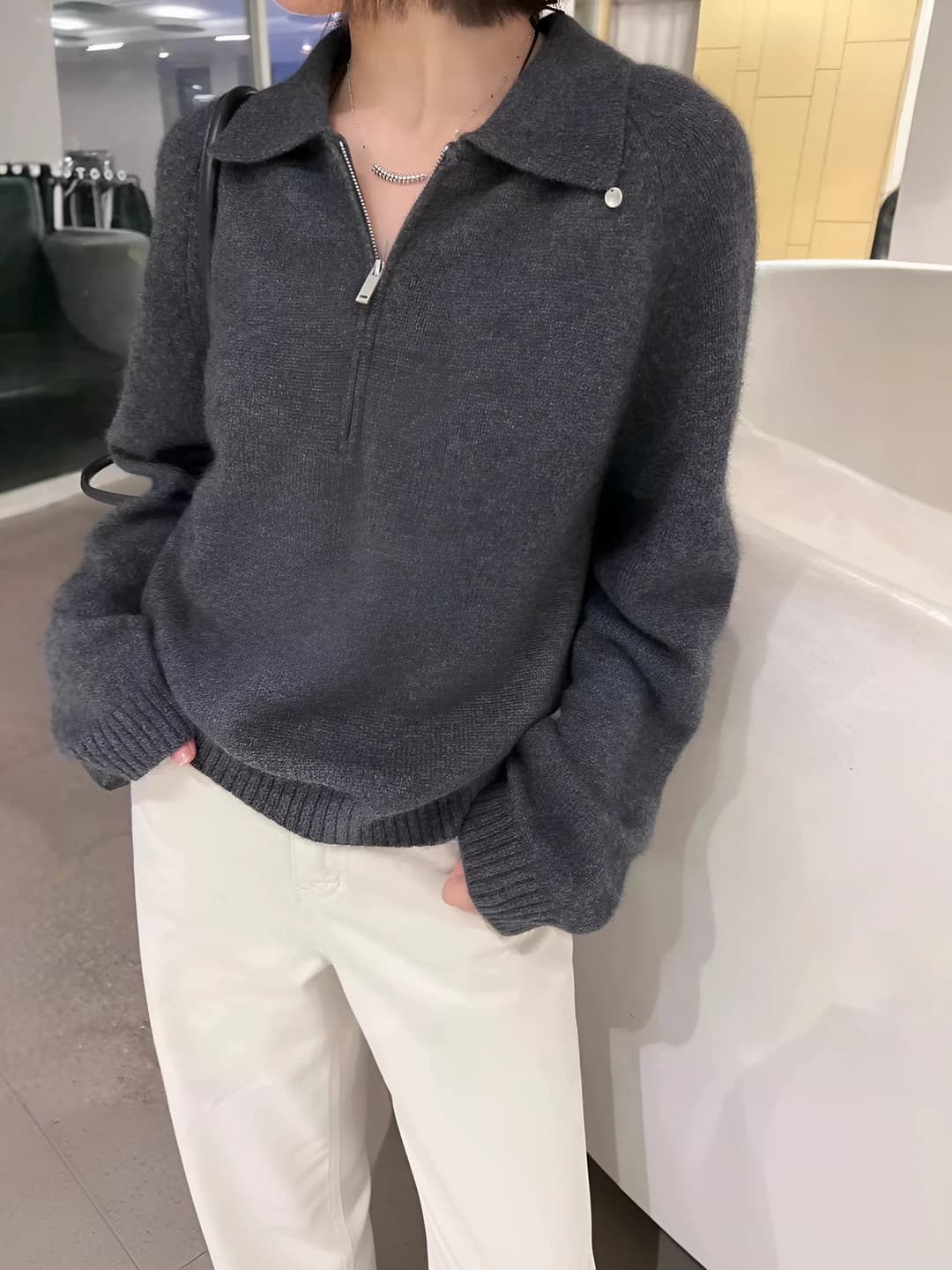 Ayollar uchun kuz-qishgi trikotaj sviter, polo yoqa va qaytarma yoqa, fermuarli, bir rangli, bo'sh (oversize) kesim, uzun yeng
