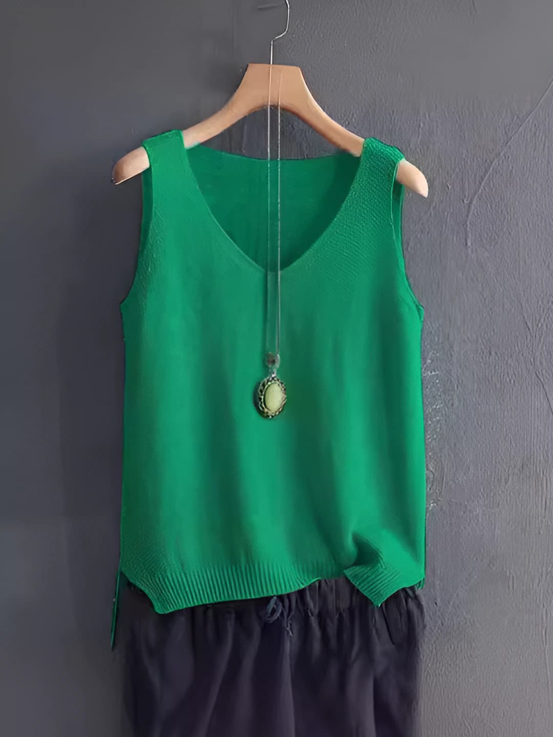 Ayollar uchun to'qima yengsiz top, V-yoqa, bo'sh (oversize) kesim, muz-ipak mato, bir rangli, katta o'lcham