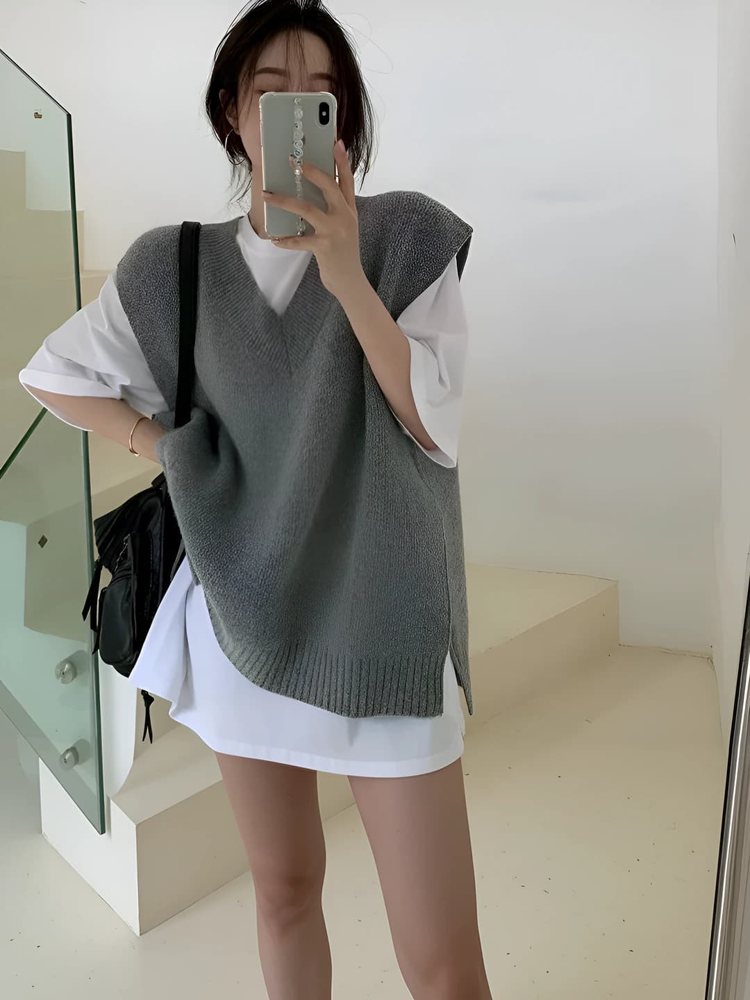 Ayollar uchun kuz-qish trikotaj jileti, V-yoqa, yengsiz, bo'sh (oversize) kesim, bir rangli, polyester mato