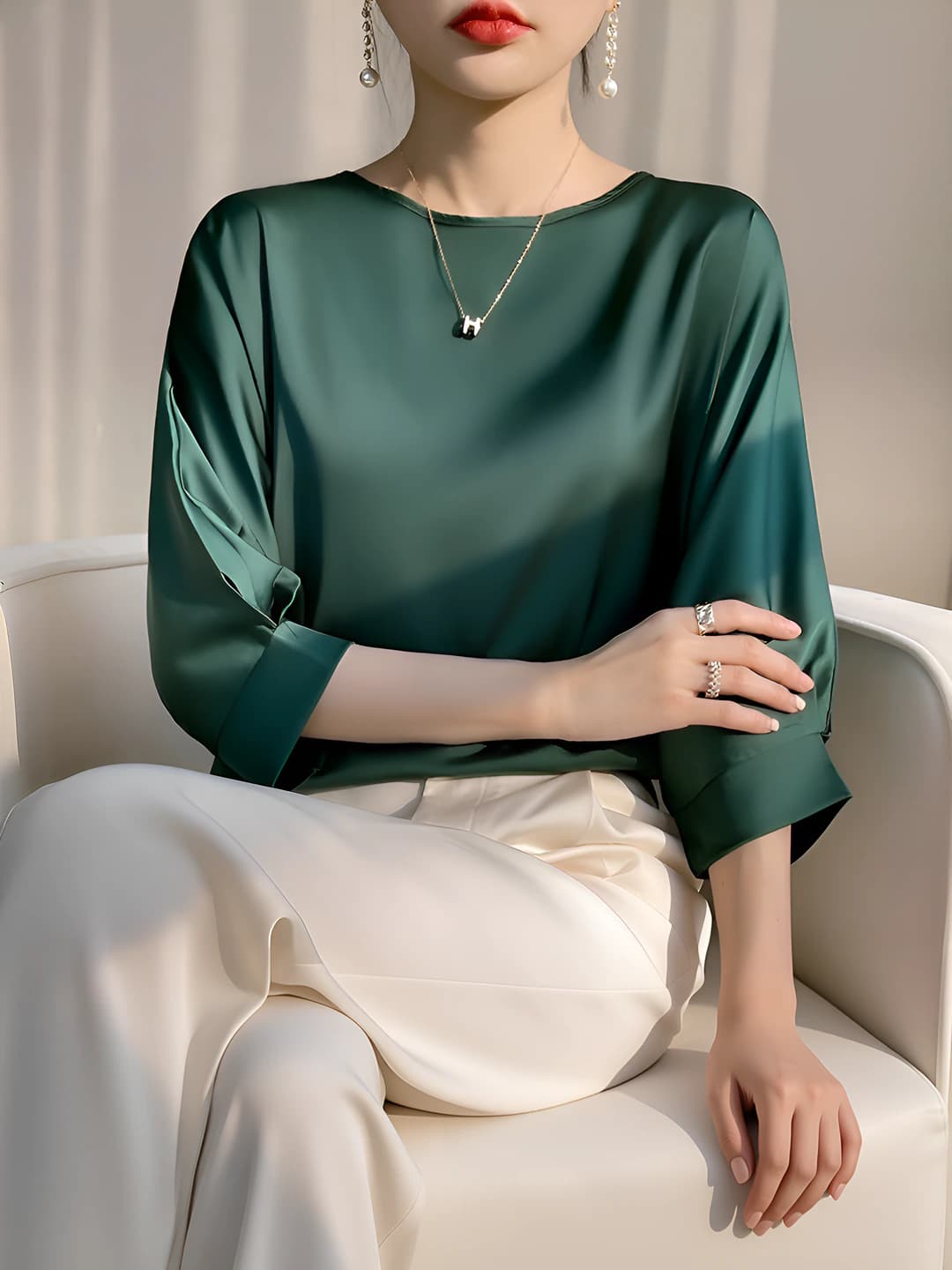 Ayollar uchun keng bichimli top: katta o'lcham, bo'sh (oversize), yupqa, muz-ipak mato, yarim yeng, dumaloq yoqa, bir rangli, 2026