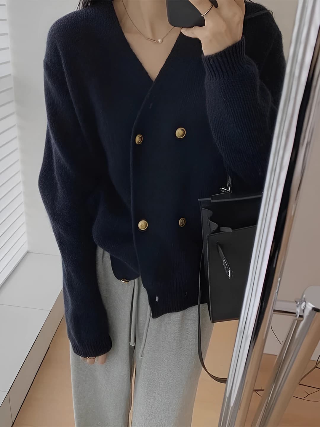 Ayollar uchun trikotaj kardigan: V-yoqa, uzun yeng, bo'sh (oversize) kesim, bir rangli, kuz-qish uchun