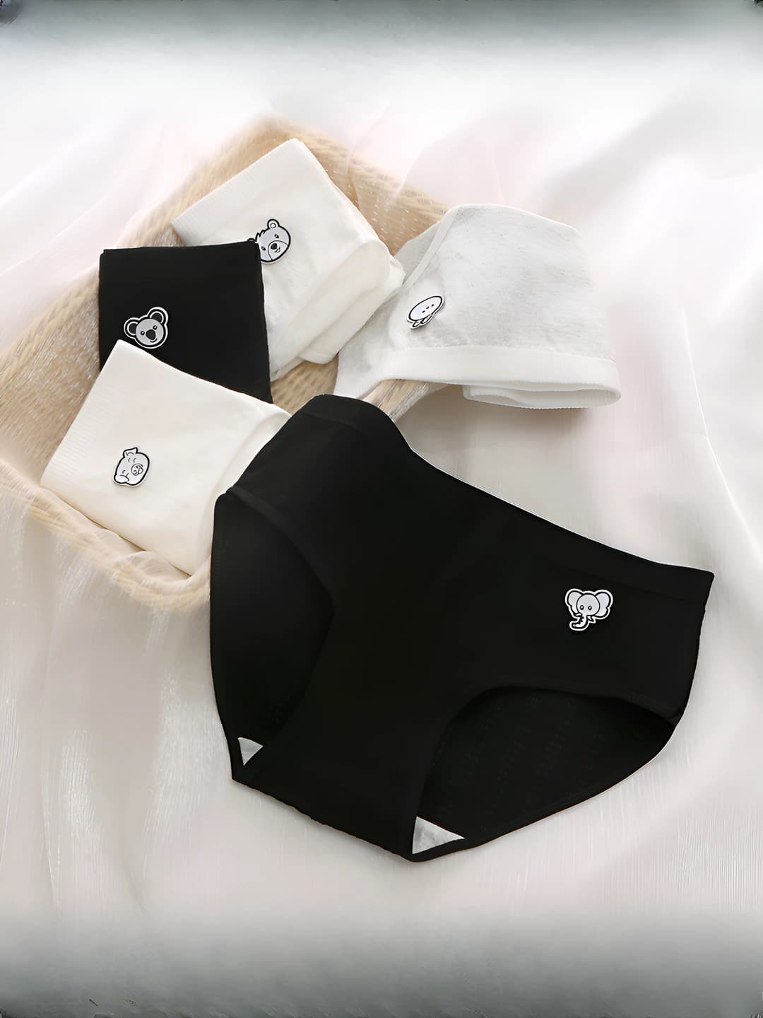 Women's pure cotton briefs, mid-waist, anime pattern, breathable, all-season