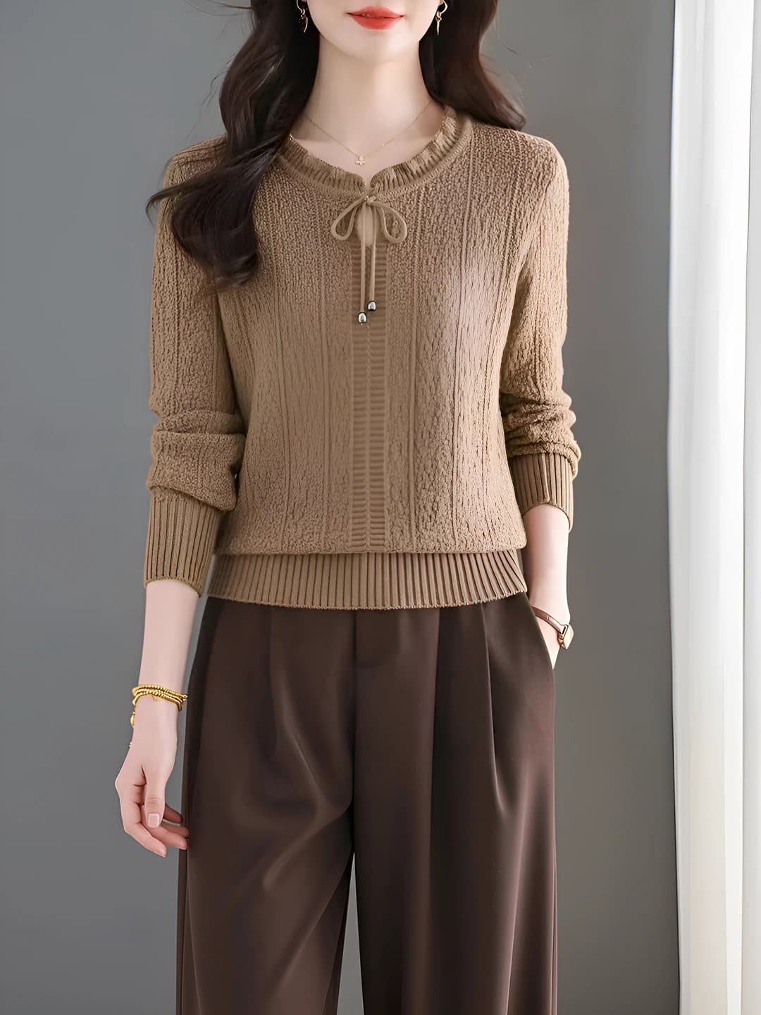 Ayollar uchun bahor-kuz uzun yengli, dumaloq yoqali, bo'sh (oversize) kesimli, bir rangli sviter