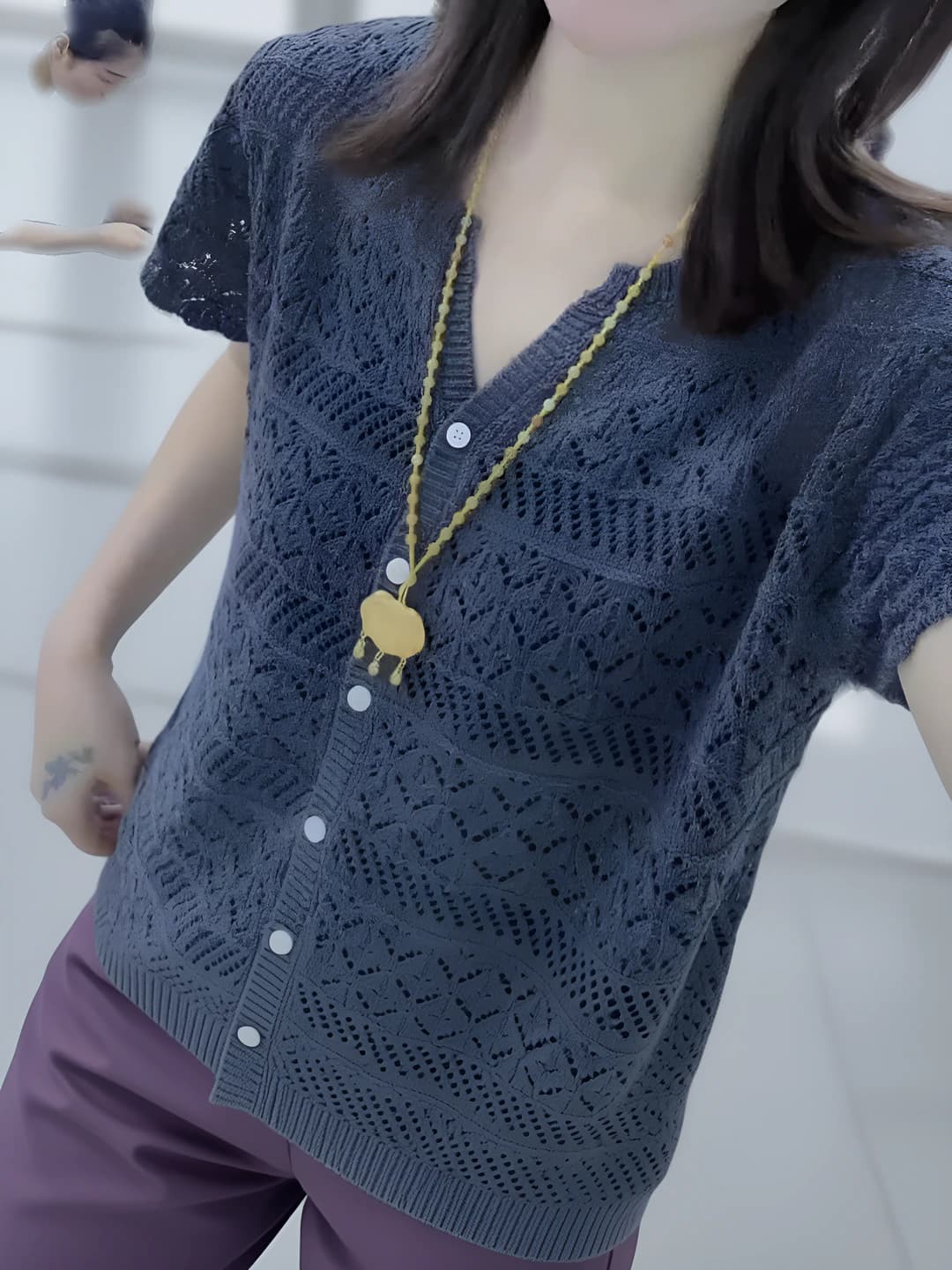 Ayollar uchun yozgi havo o'tkazuvchan kalta yengli kardigan, V-yoqa, bo'sh (oversize) kesim, tiki shakli