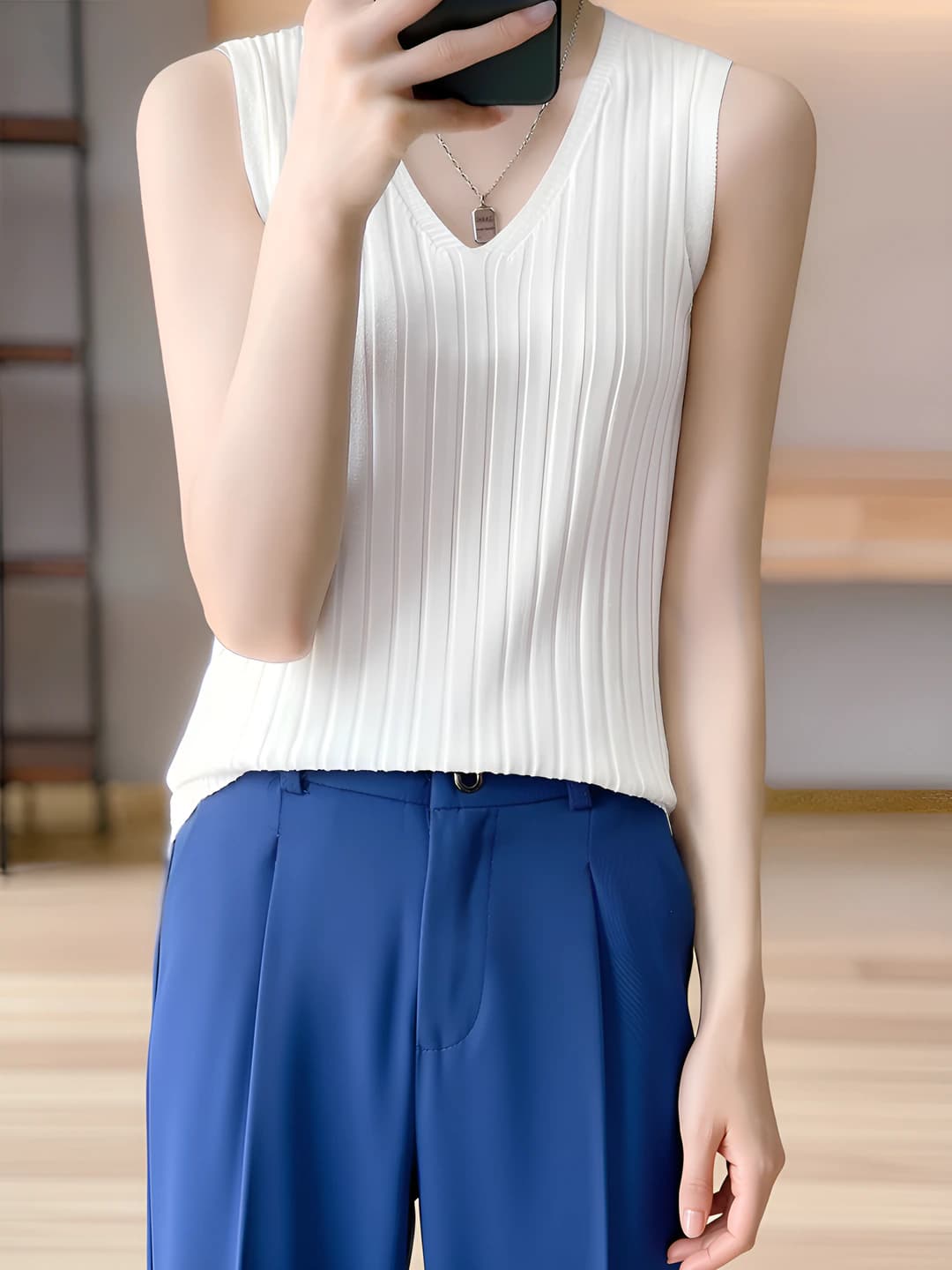 Ayollar uchun muz-ipak mato yengsiz mayka, kuz-yoz fasli, bo'sh (oversize) kesim, V-yoqa, bir rangli, elastik, 70-80% visko