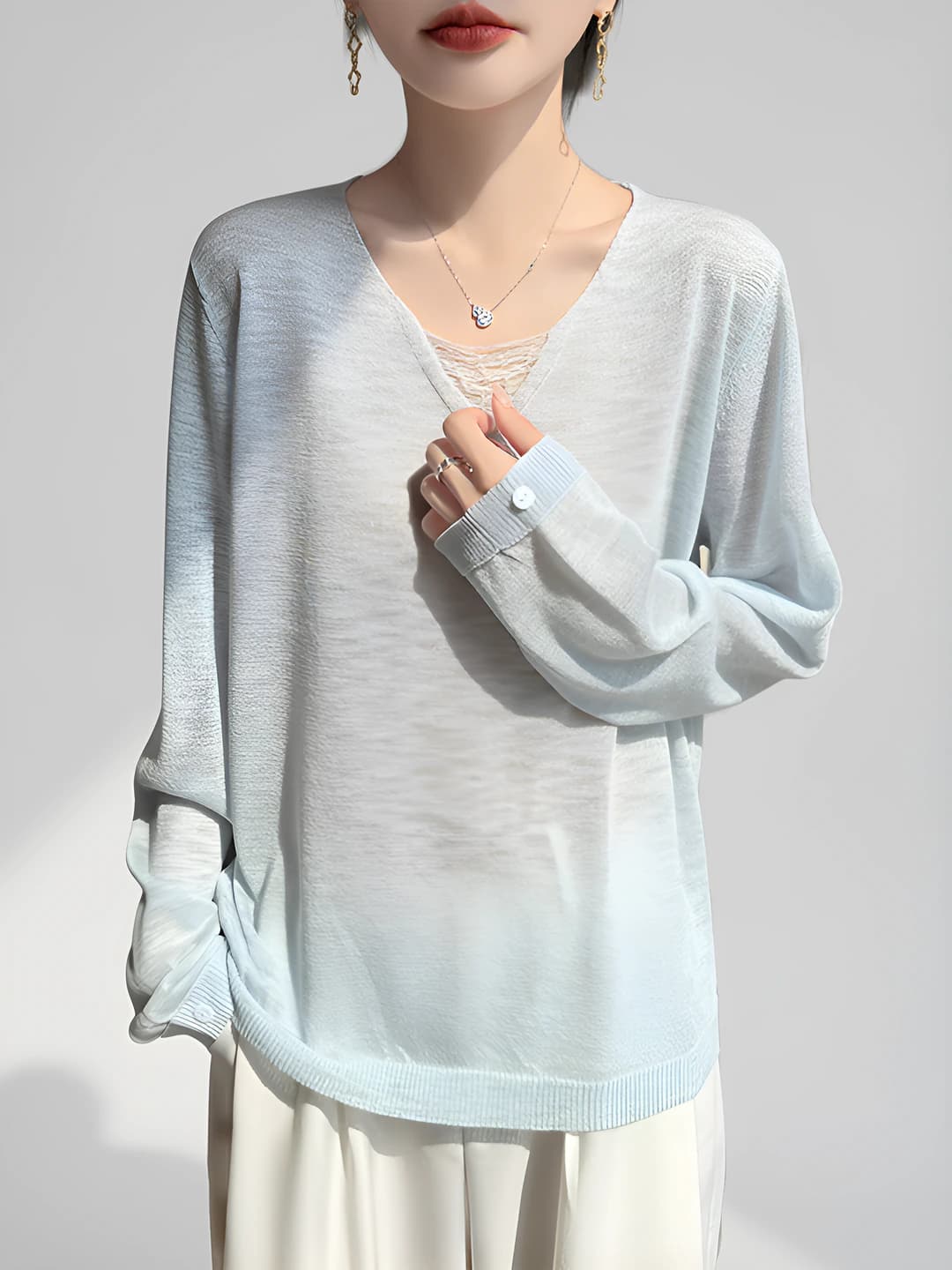 Ayollar uchun jun trikotaj sviter, V-yoqa, uzun yeng, bo'sh (oversize) kesim, kuz-qish