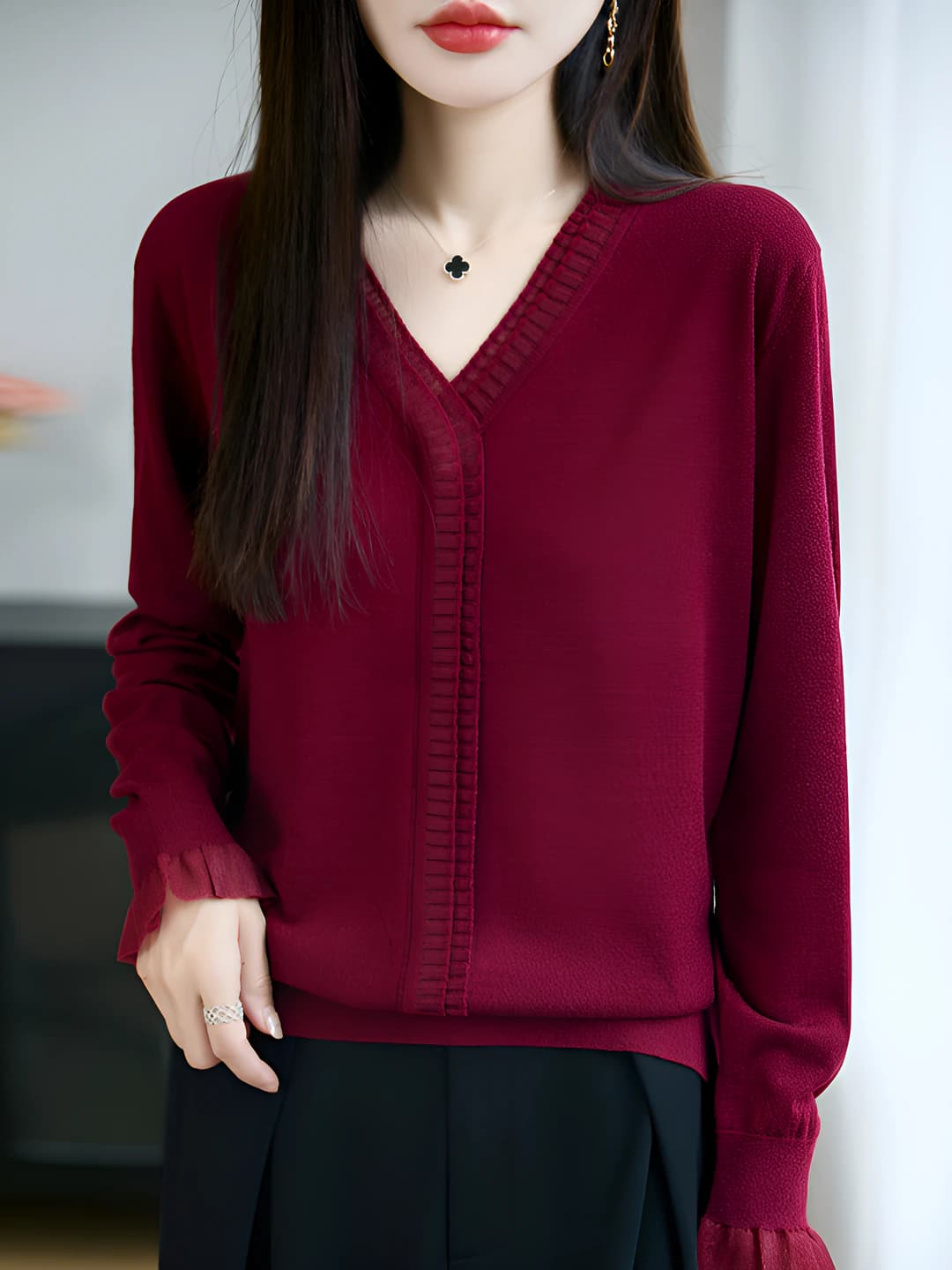 Ayollar uchun V-yoqali trikotaj sviter, dantel qirrali, bahor, koreys uslubida, bo'sh (oversize) kesim, uzun yeng, bir rangli