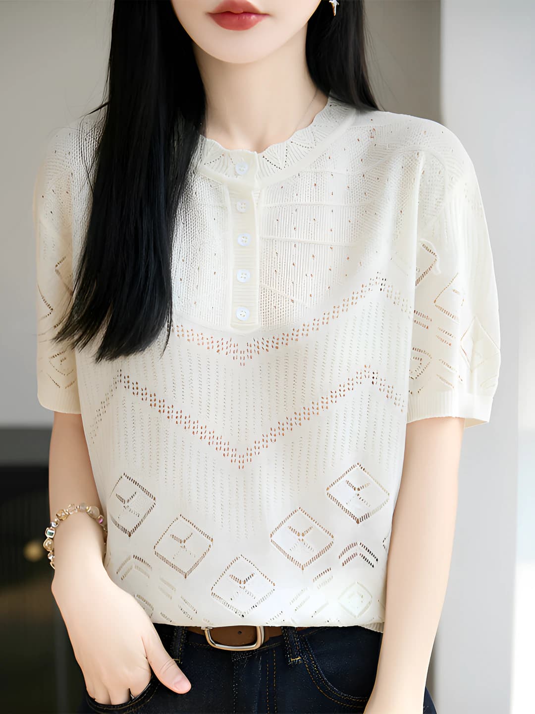 Ayollar uchun yozgi trikotaj sviter, dumaloq yoqa, kalta yeng, bo'sh (oversize) kesim, bir rangli, qizlar uslubi