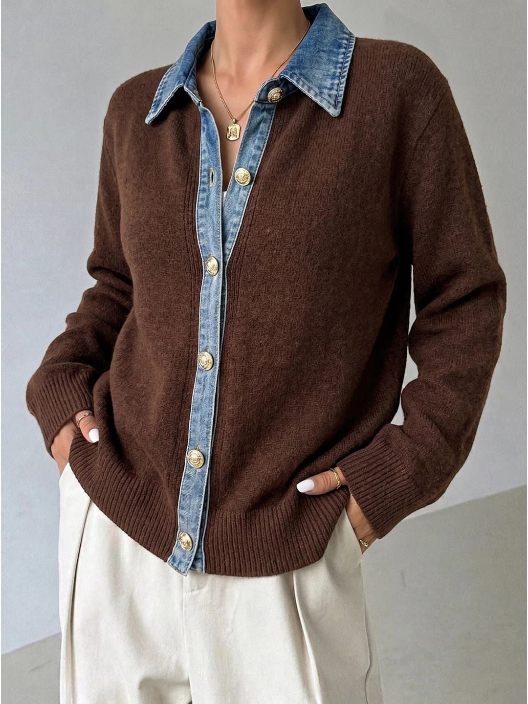 Ayollar uchun trikotaj kardigan: qaytarma yoqa, uzun yeng, bo'sh (oversize) kesim, bir rangli, qalin, kuz-qish mavsumi uchun