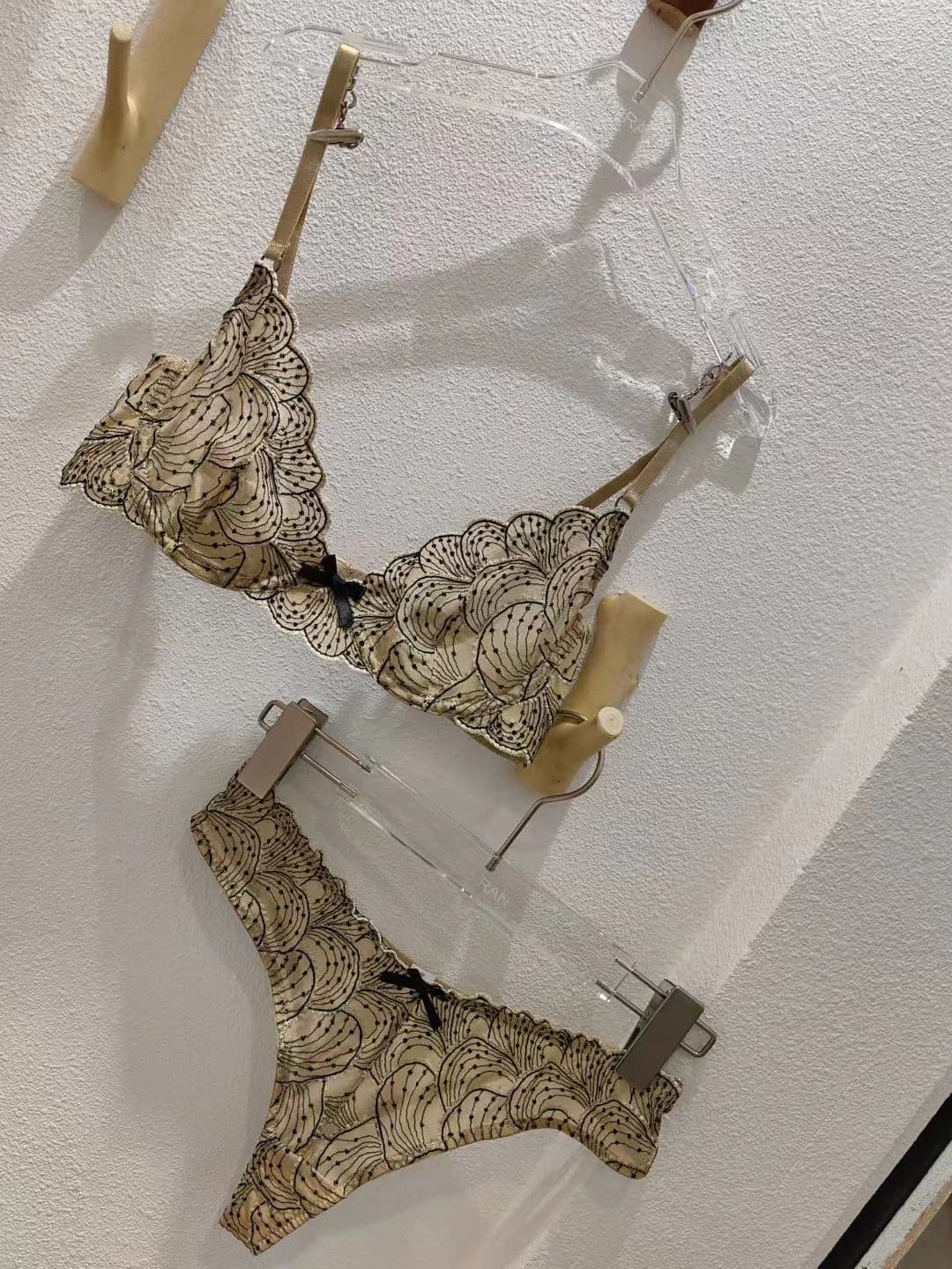 Бежевый