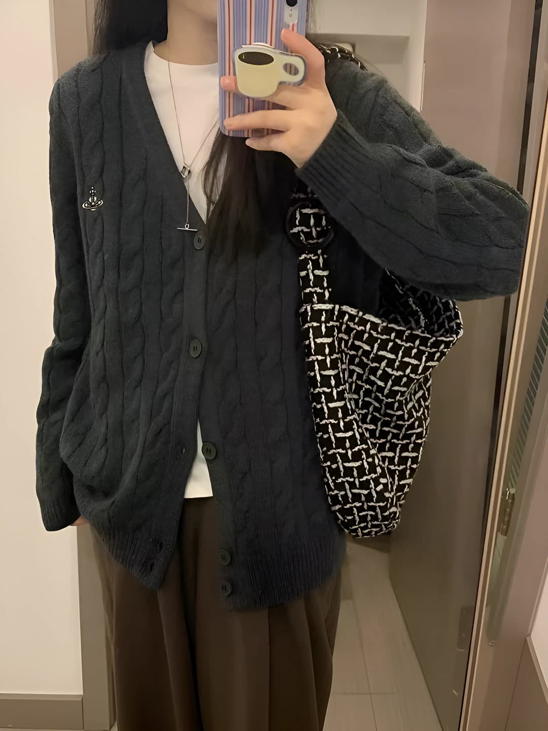 Ayollar uchun kuz-qishgi V-yoqali, bo'sh (oversize) kesimli, o'rma to'quvli retro uslubdagi kardigan