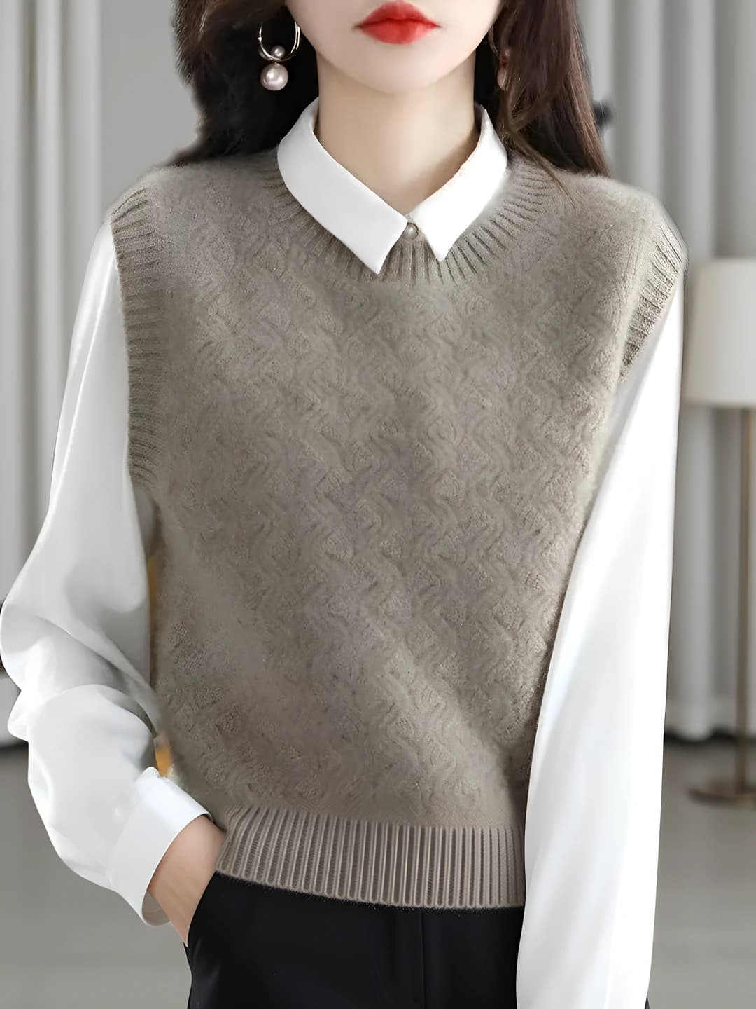 Ayollar uchun yengsiz jilet, dumaloq yoqa, bo'sh (oversize) kesim, bir rangli, kundalik uslub