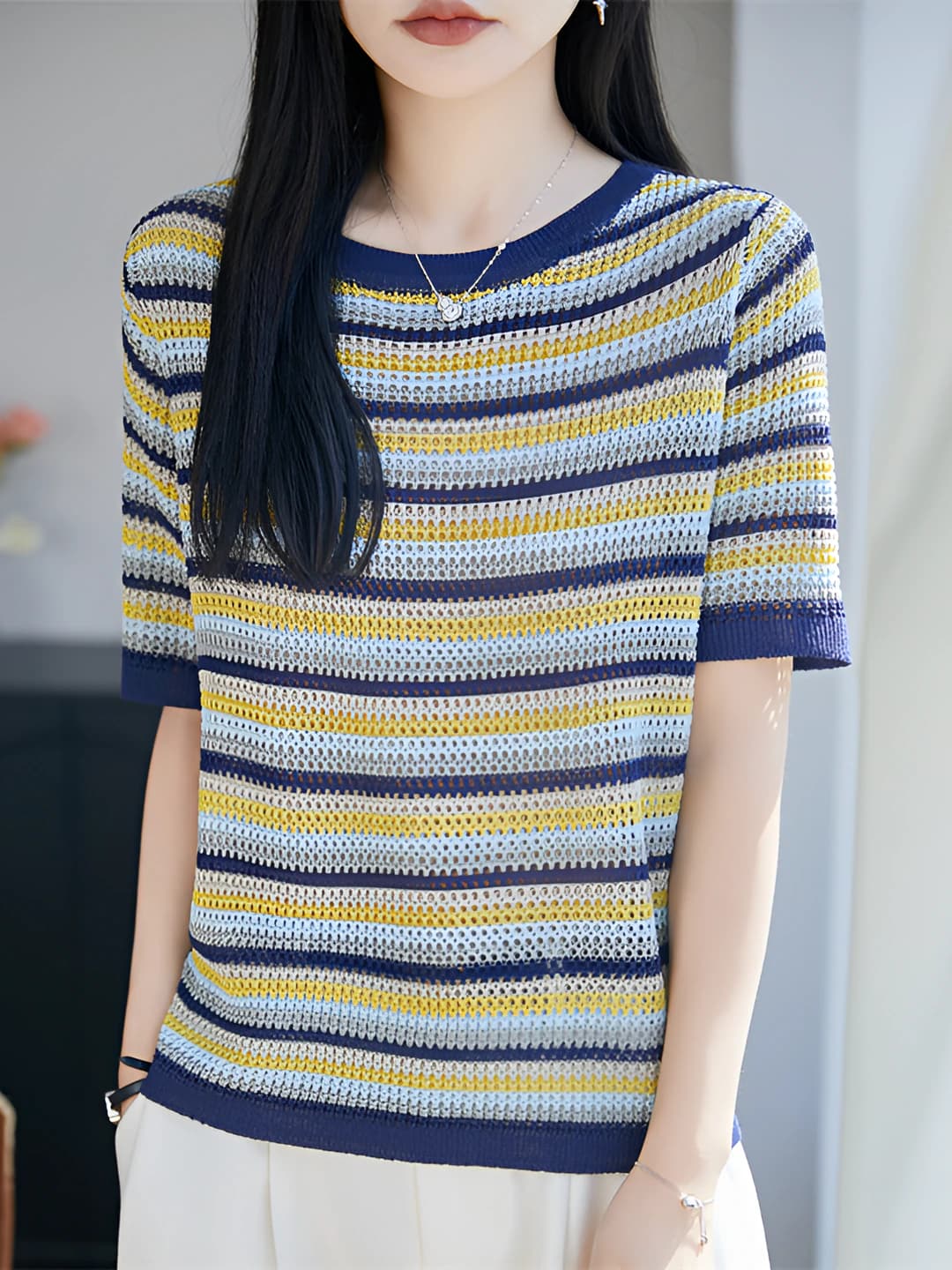 Ayollar uchun bahor-yoz chiziqli kalta yengli trikotaj sviter, dumaloq yoqa, bo'sh (oversize) kesim, 70-80% polyester, 30% dan yuqori paxta-azor