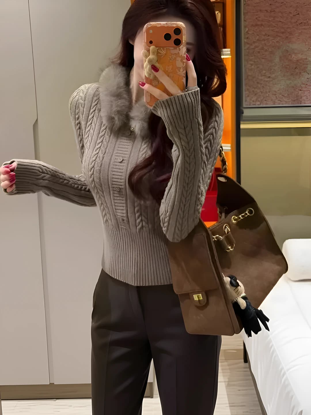 Ayollar uchun qishki issiq saqlaydigan, nozik ko'rsatadigan, bo'sh (oversize) kesimdagi, o'rma to'quvli, qaytarma yoqali, uzun yengli, bir rangli trikotaj sviter