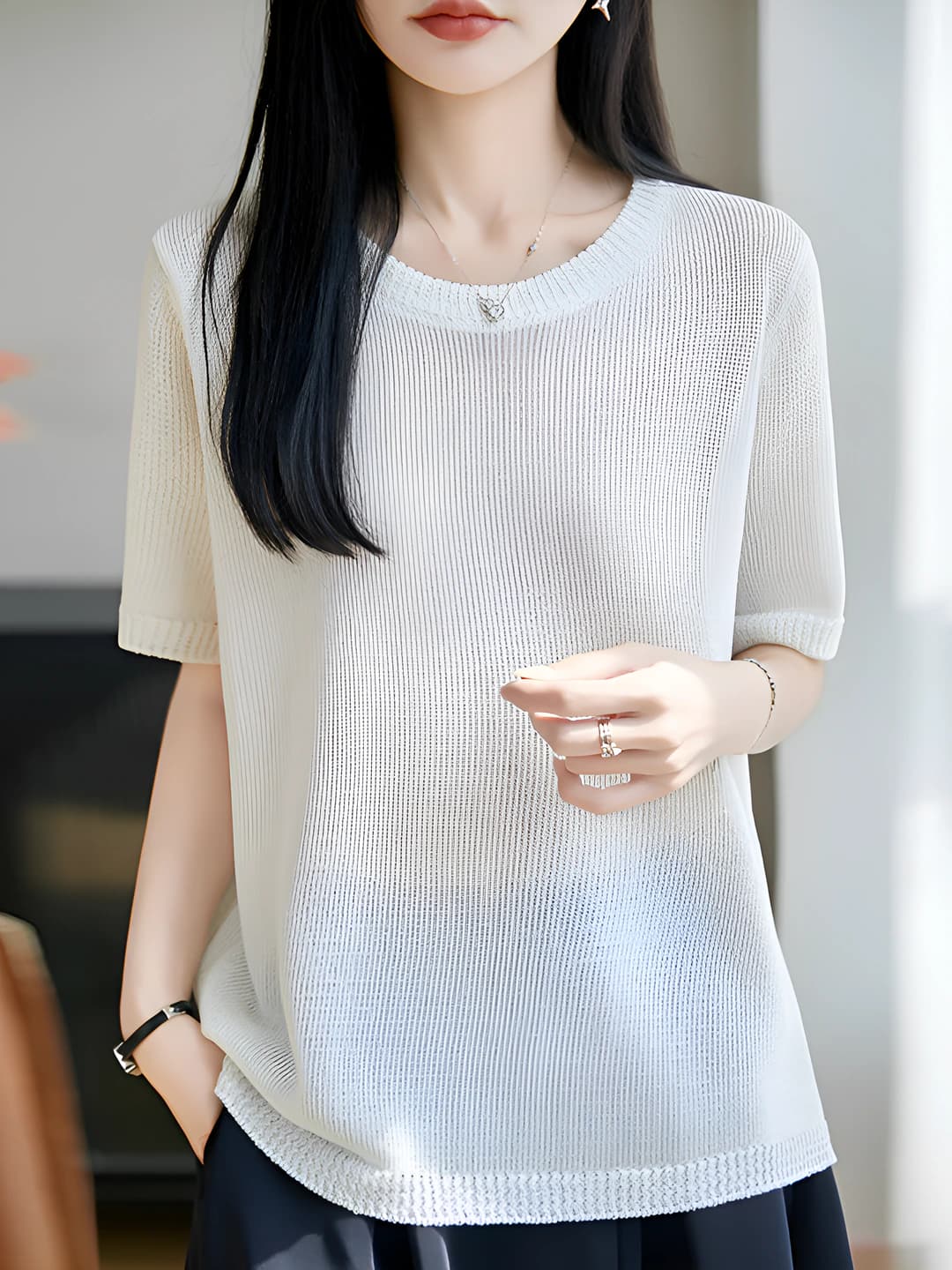 Ayollar uchun yozgi yupqa to'qima toplar: dumaloq yoqa, kalta yeng, bir rangli, bo'sh (oversize) kesim