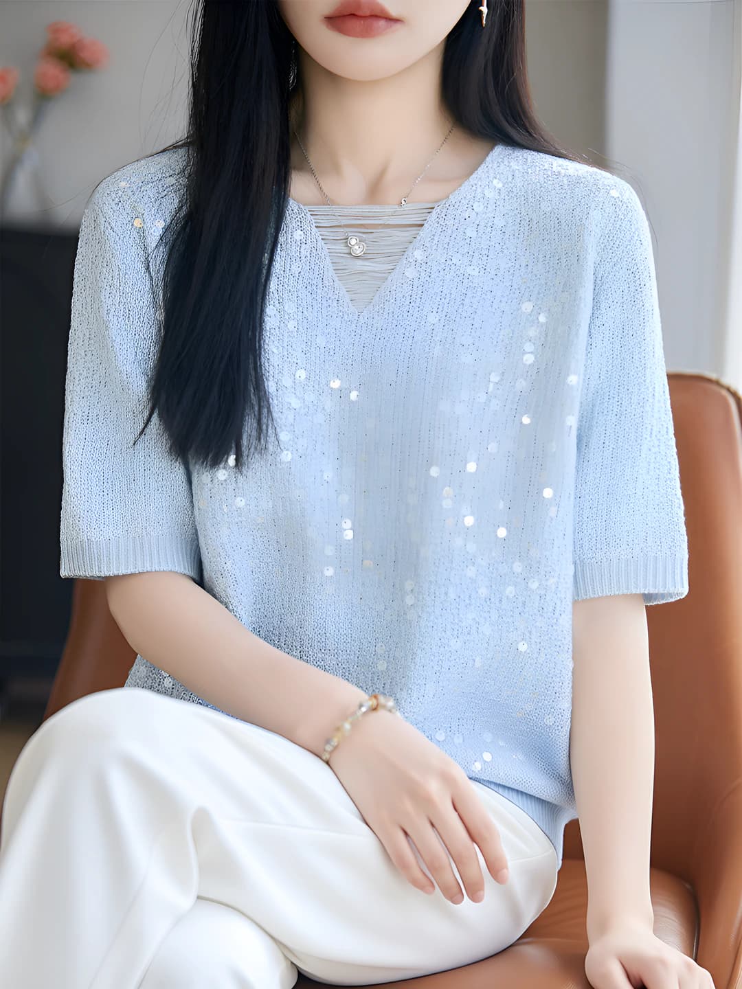 Ayollar uchun yozgi trikotaj sviter, V-yoqa, bo'sh (oversize) kesim, bir rangli, 95%+ Tencel, dizayn elementi: pirlar