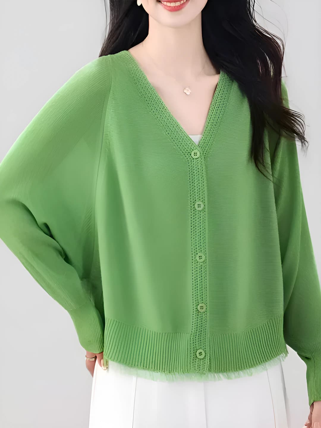 Ayollar uchun yozgi quyoshdan himoyalovchi muz-ipak mato kardigan, V-yoqali, uzun yengli, bo'sh (oversize) kesim, yashil rang