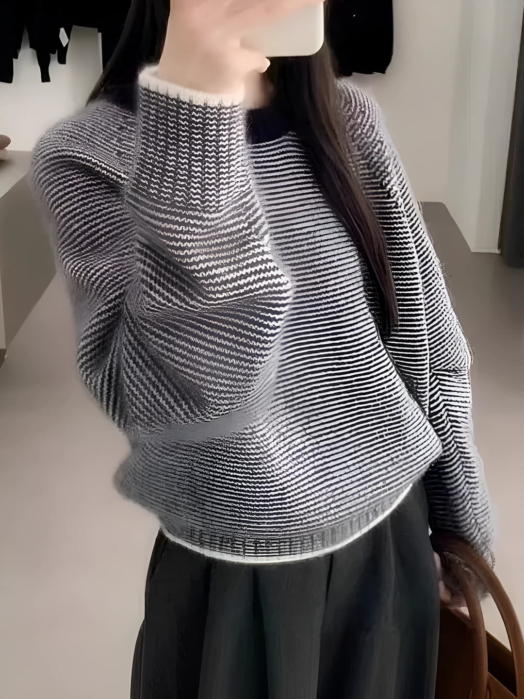 Ayollar uchun koreys uslubida dumaloq yoqali, chiziqli, bo'sh (oversize) trikotaj sviter