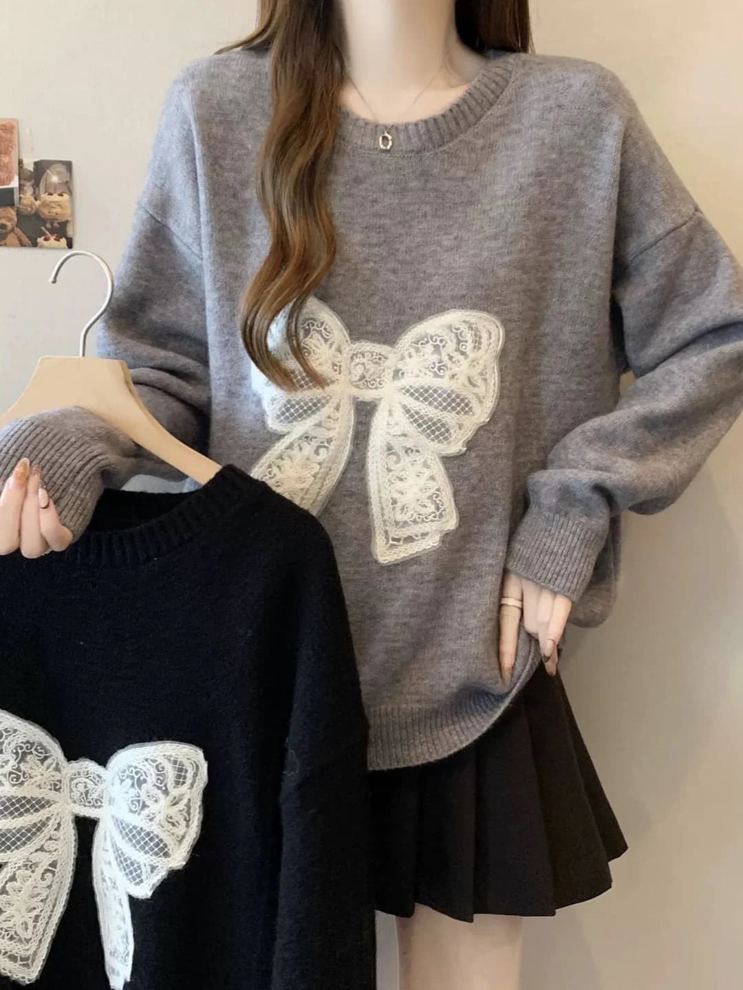 Ayollar uchun kuz-qish mavsumiga mo'ljallangan, qalin, bo'sh (oversize) kesimdagi, dumaloq yoqali, uzun yengli, trikotaj sviter
