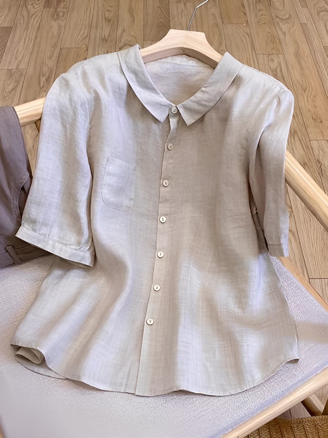Ayollar uchun yozgi kalta yengli bo'sh (oversize) qaytarma yoqali bir rangli retro uslubdagi paxta-azor matodan bluzka