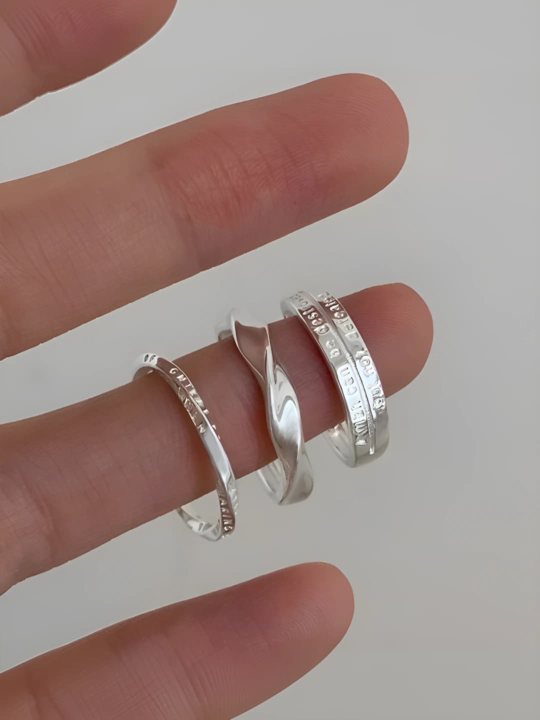 Women's minimalist open ring in silver tone, adjustable finger ring with Mobius design