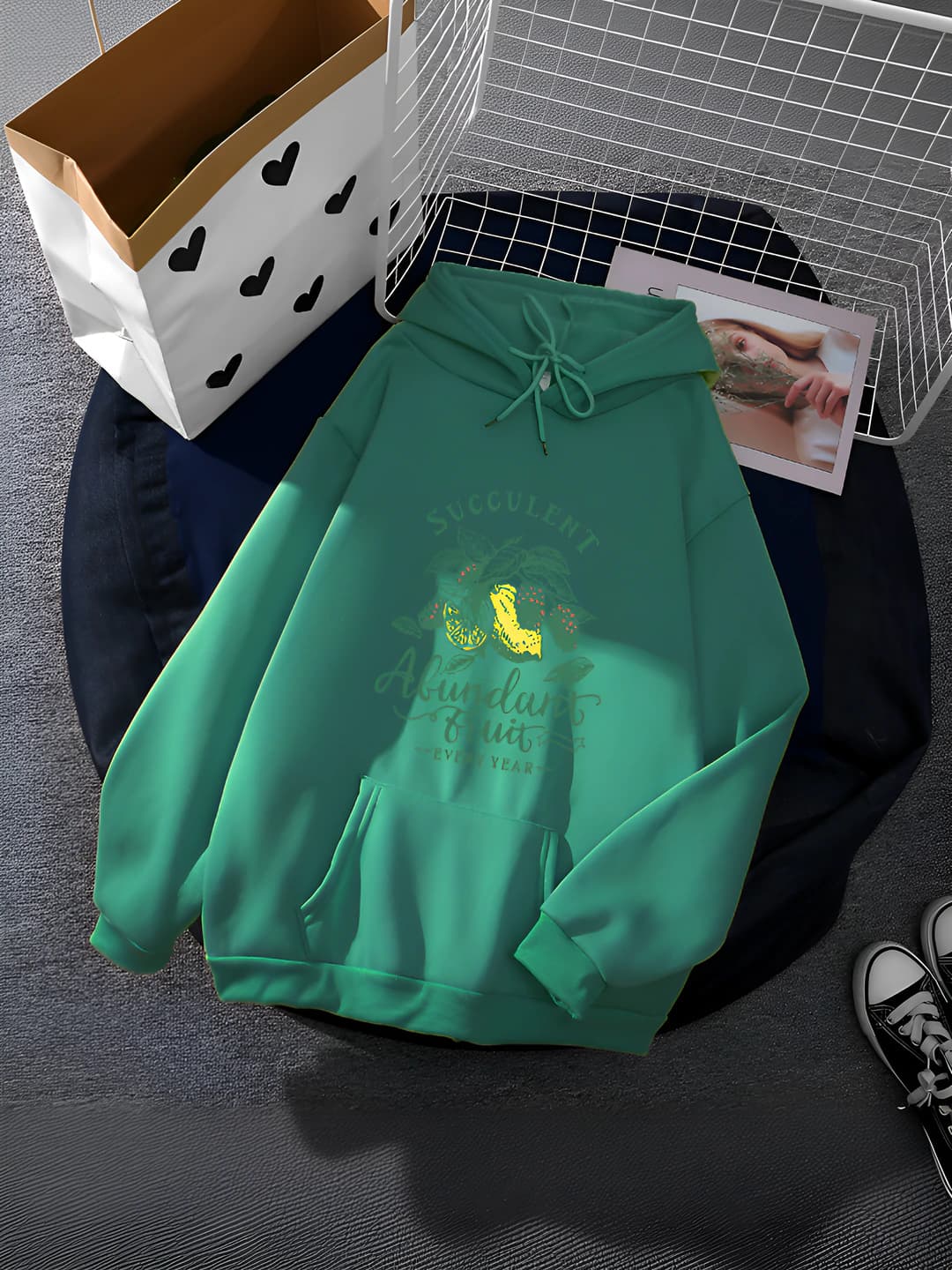 Ayollar uchun bo'sh (oversize) kesimli, bosma naqshli, dumaloq yoqali, uzun yengli svitshot