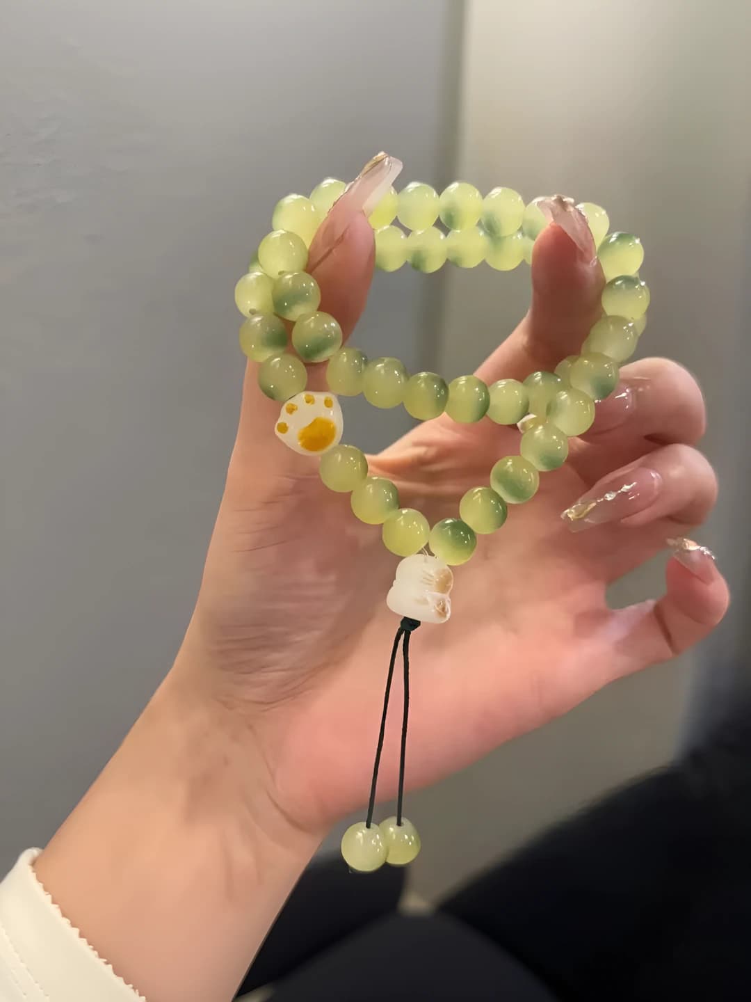 M429 Браслет с виноградом и кошачьими лапками