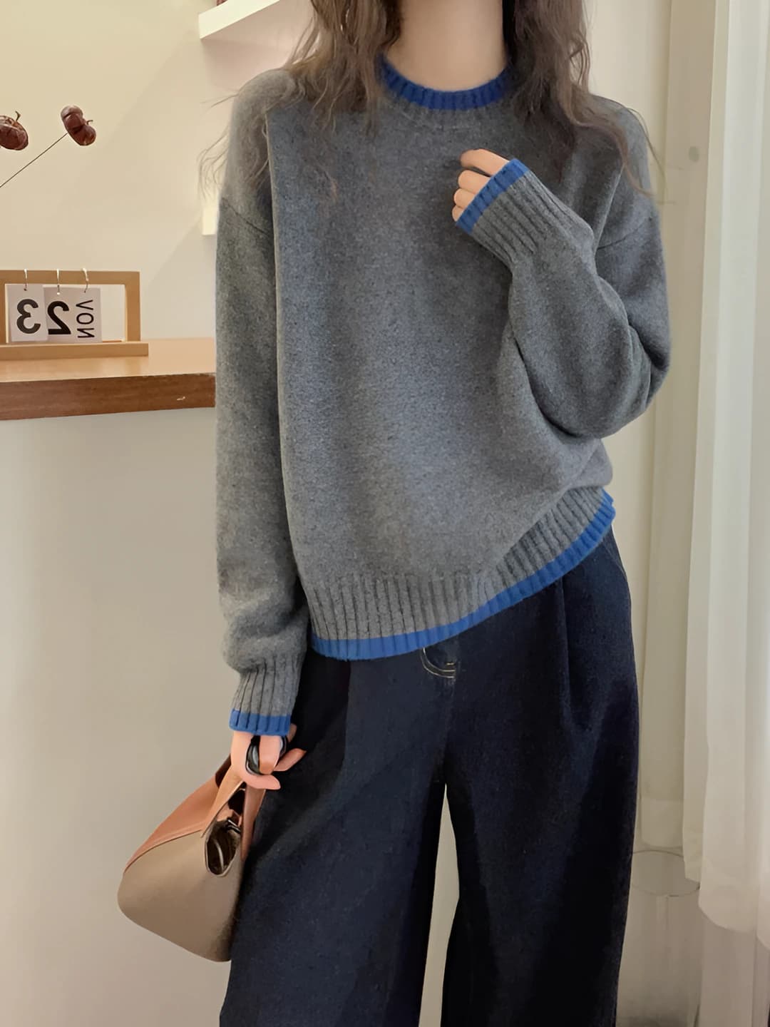 Ayollar uchun kuzgi dumaloq yoqali, uzun yengli, bo'sh (oversize) kesimli, qalin trikotaj sviter
