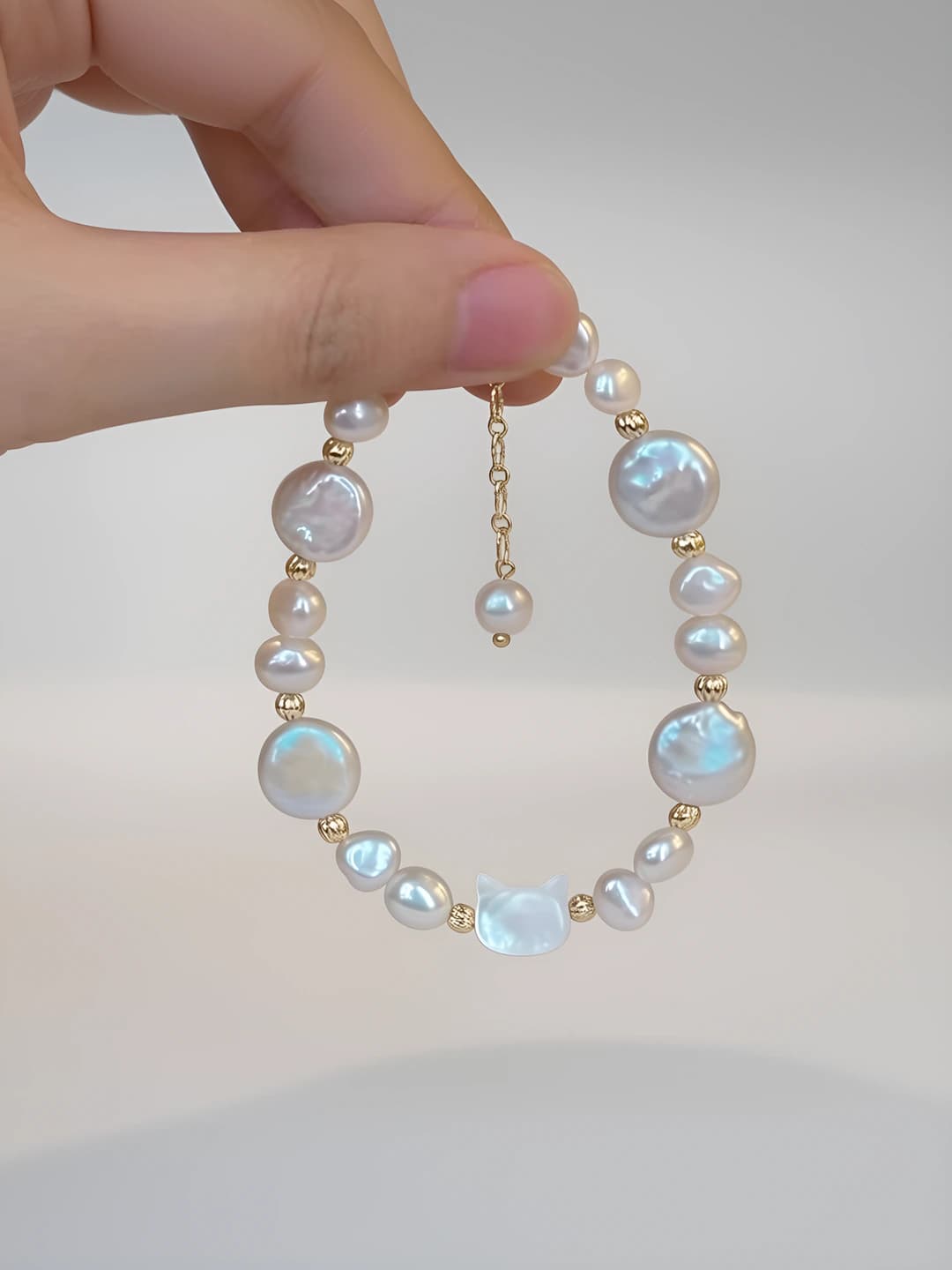 Women's French style pearl bracelet with cat design, simple and fashionable