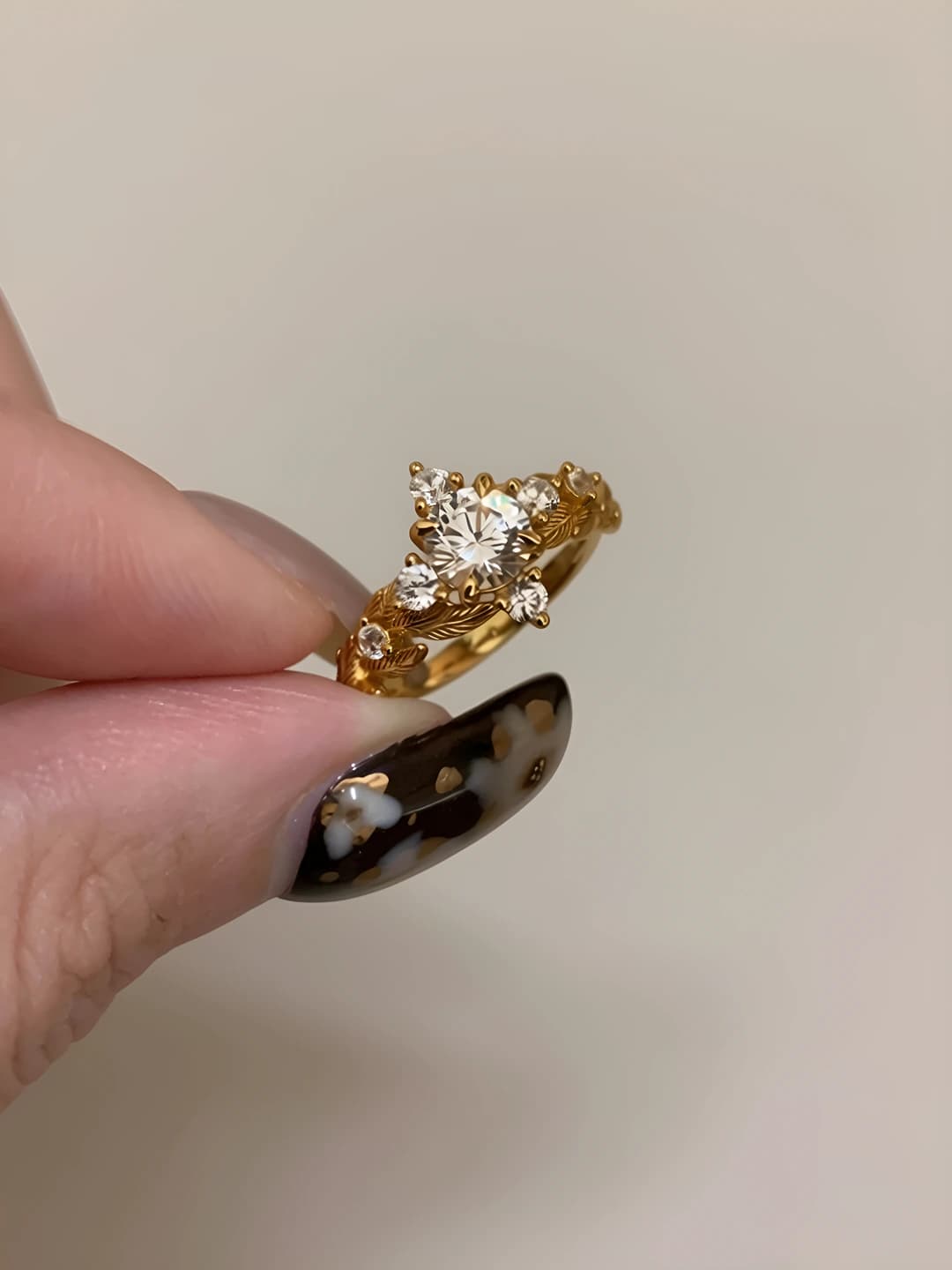 Women's retro style ring with rhinestones, brushed finish, open laurel leaf design