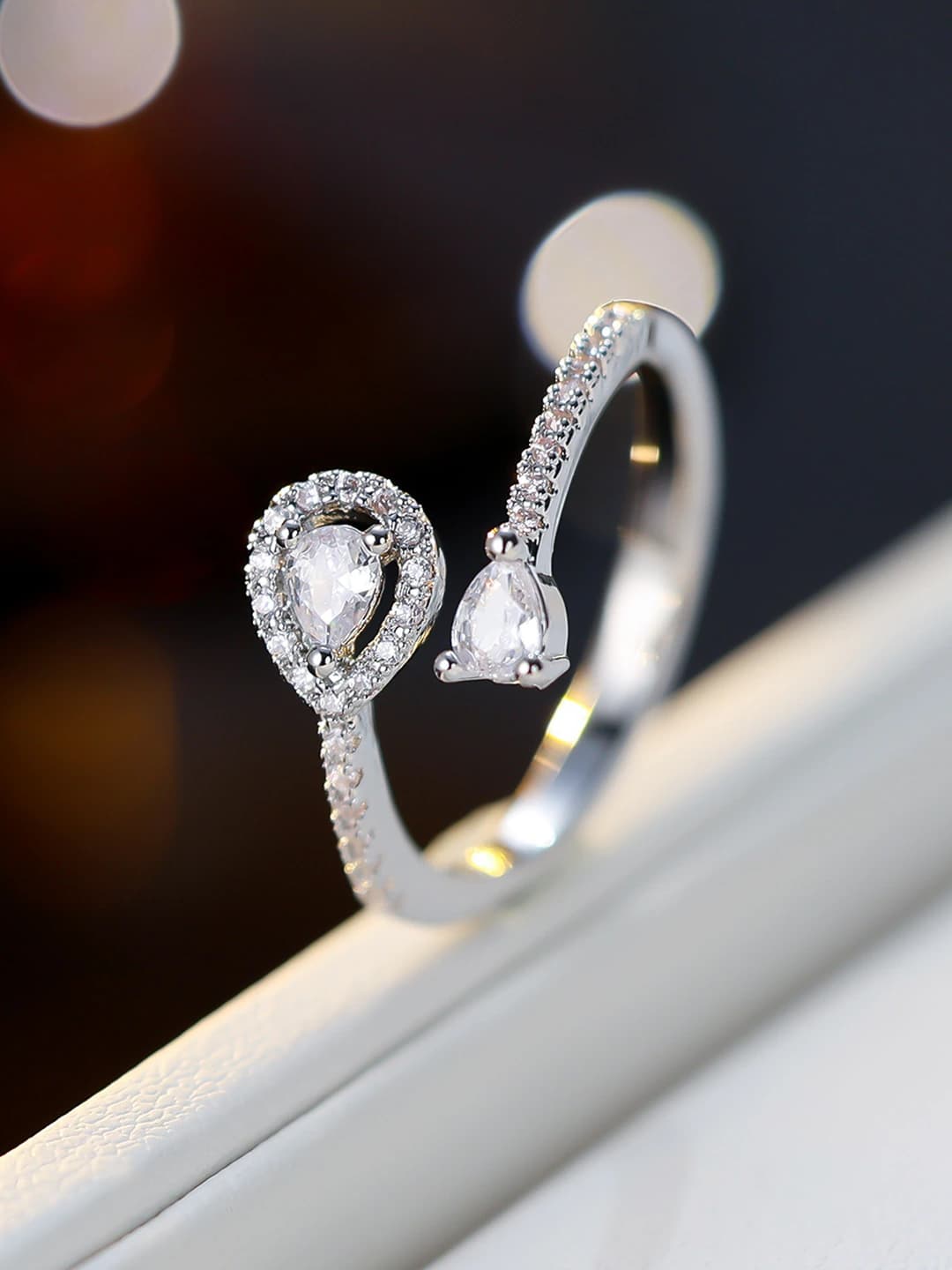 Women's adjustable ring with zircon in trendy style