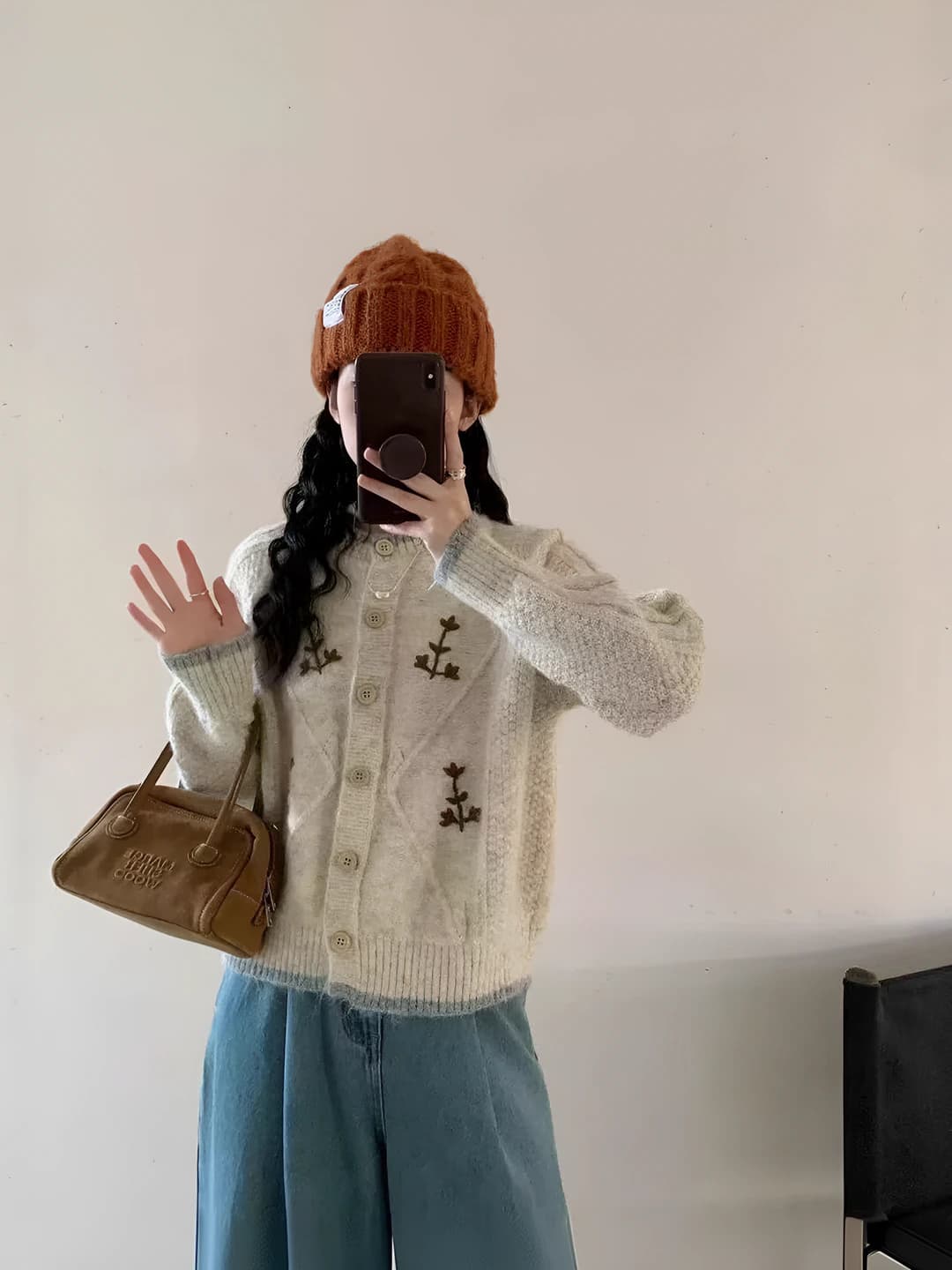 Ayollar uchun kuz-qish retro uslubidagi kashtali gullar naqshli bo'sh (oversize) kardigan, dumaloq yoqa, uzun yeng, nozik ko'rsatadigan