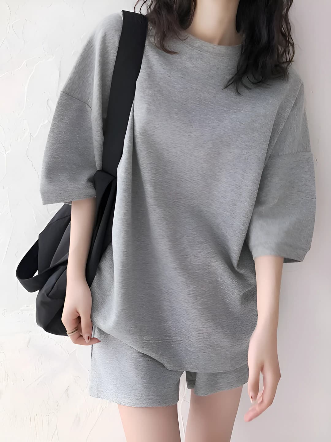 Ayollar uchun yozgi bo'sh (oversize) bir rangli ikki qismli kiyim to'plami (loose top va shorts), paxta, nozik ko'rsatadigan, katta o'lcham