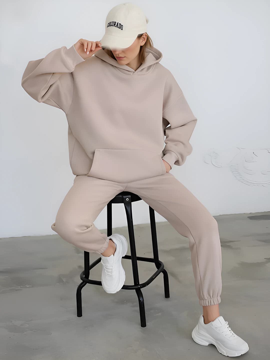 Women's casual two-piece set: long sleeve loose fit sweatshirt and trousers, solid colour, 95% polyester