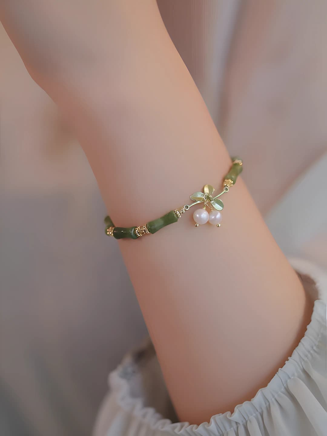 Retro women's bracelet with olivine, bamboo design and pearls, light luxury