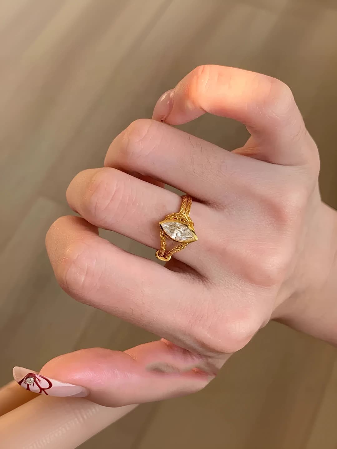 Women's vintage gold ring with sparkly rhinestones, light luxury style, index finger