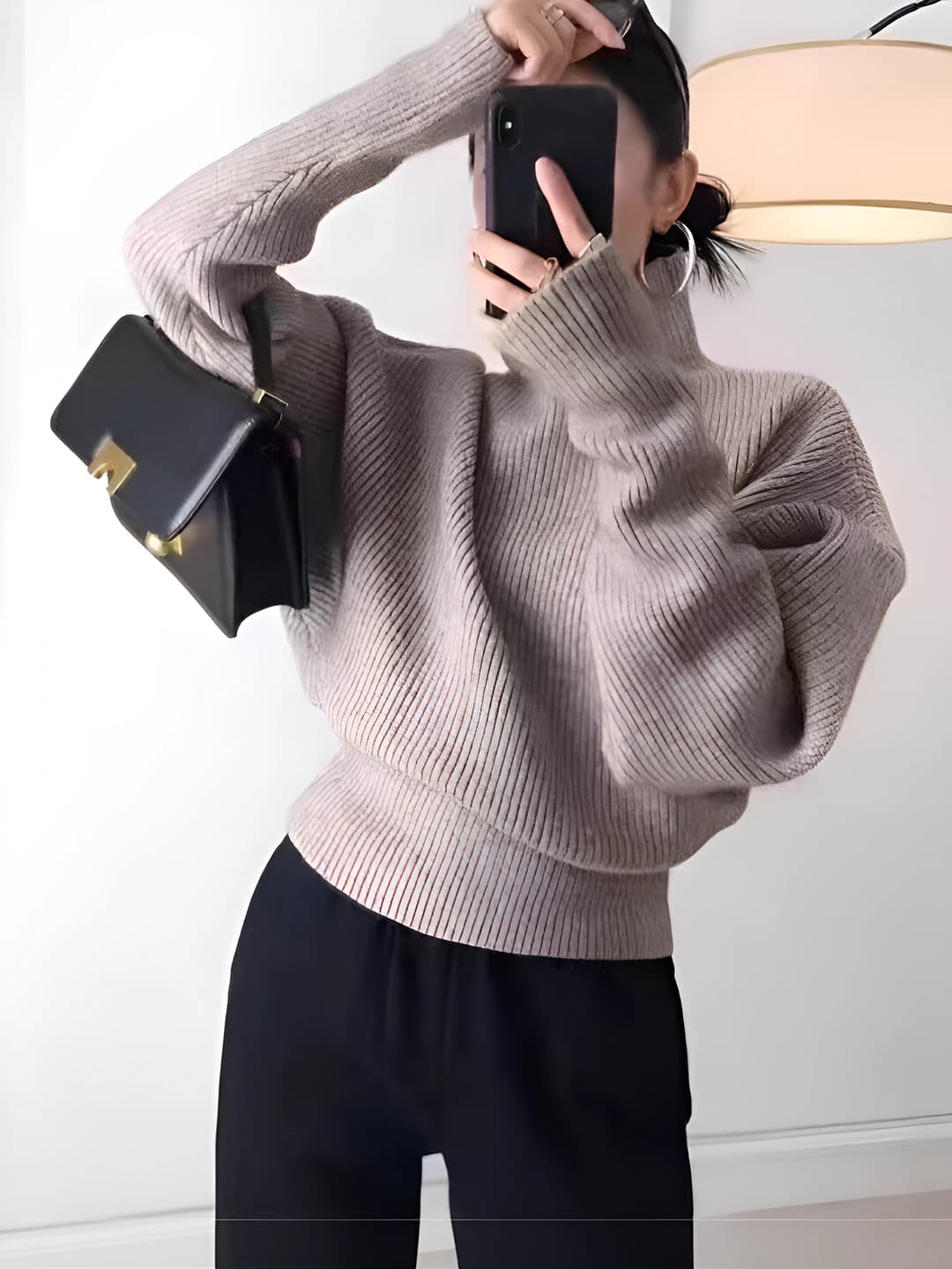 Ayollar uchun baland yoqali, bo'sh (oversize) kesimli, uzun yengli, bir rangli, qalin trikotaj sviter
