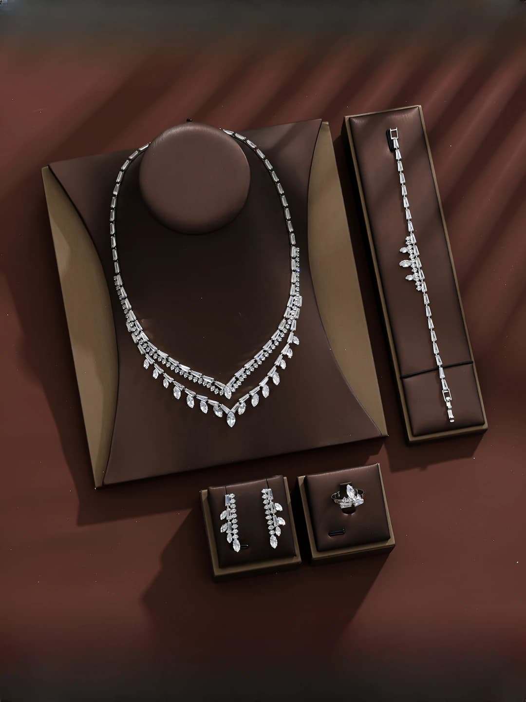 Women's set: 4-piece jewelry set with geometric fringe (earrings, necklace, bracelet, ring)