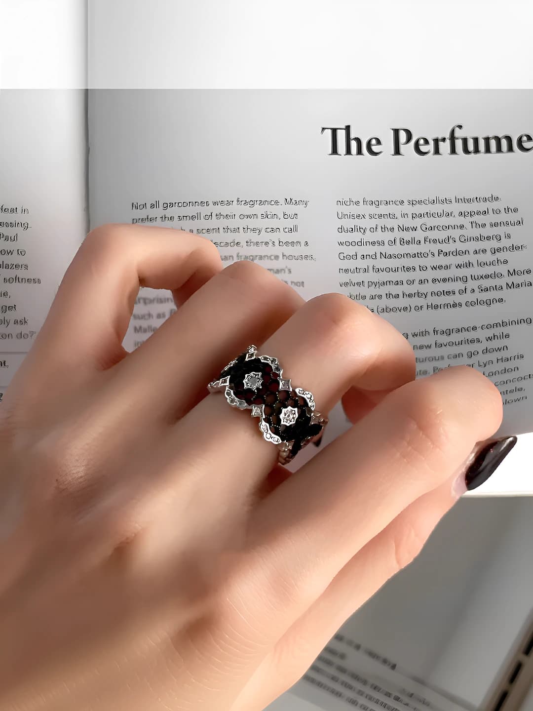 Women's white and black lace style open ring, adjustable, light luxury, unique design, geometric shape, electroplated