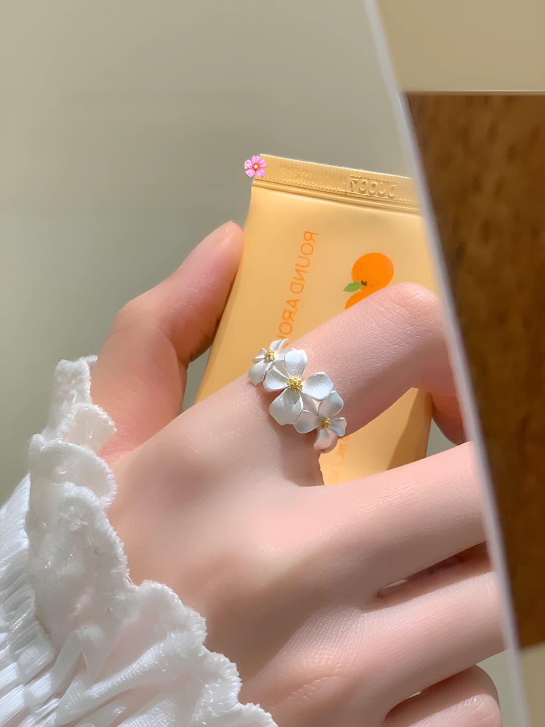 Women's adjustable ring in light luxury style with gardenia flower design