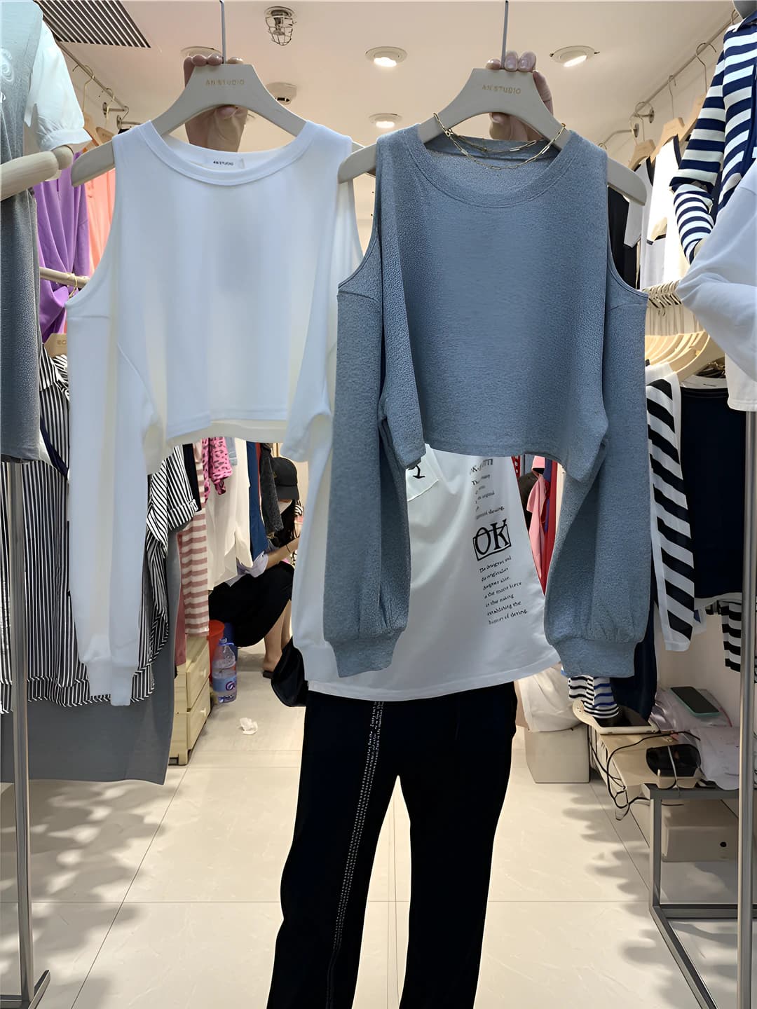 Ayollar uchun kuz-qish mavsumiga mo'ljallangan dumaloq yoqali, uzun yengli, bo'sh (oversize) kesimli, bir rangli, elastik longsliv