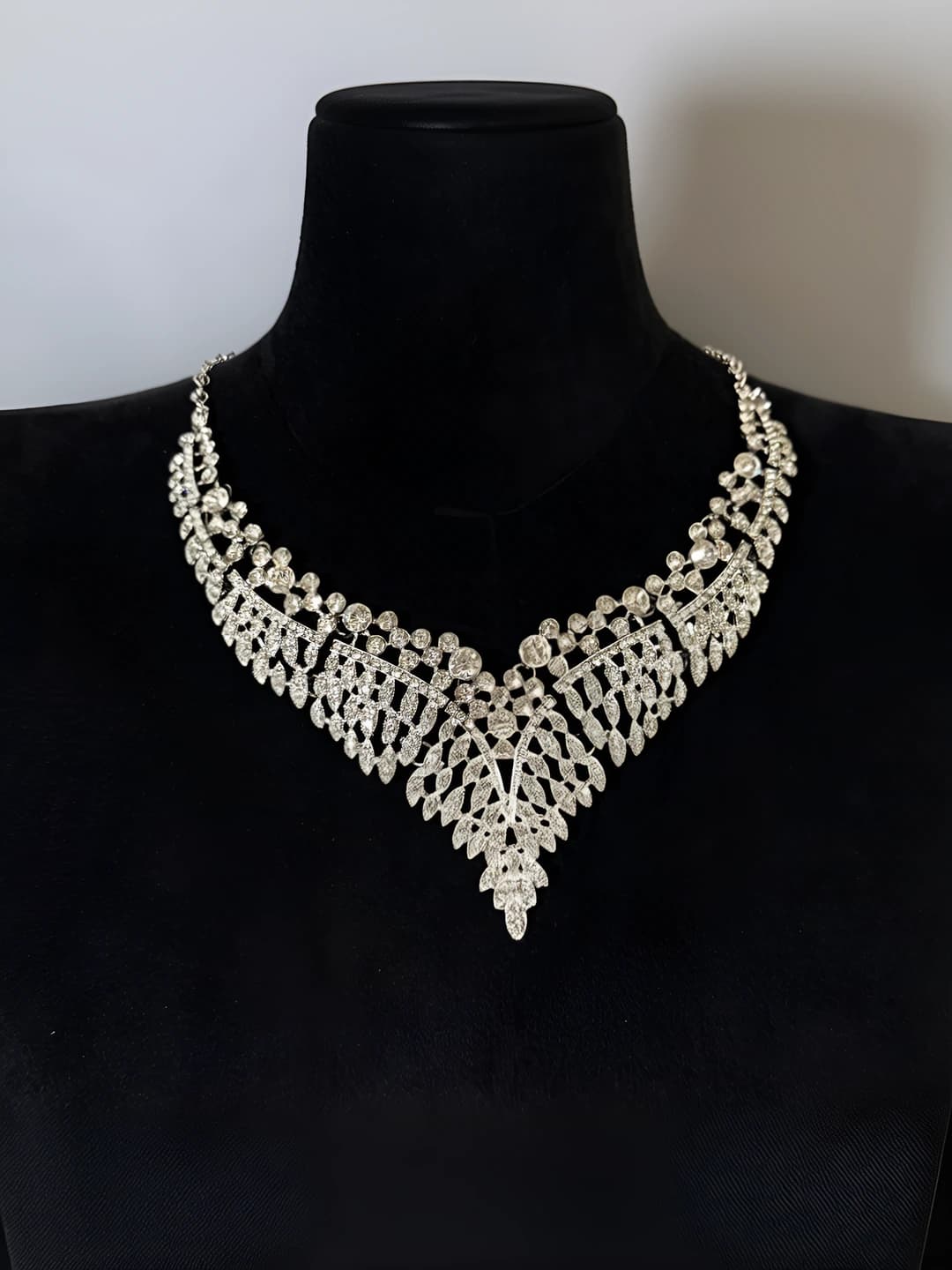 V-shape, sparkling diamond