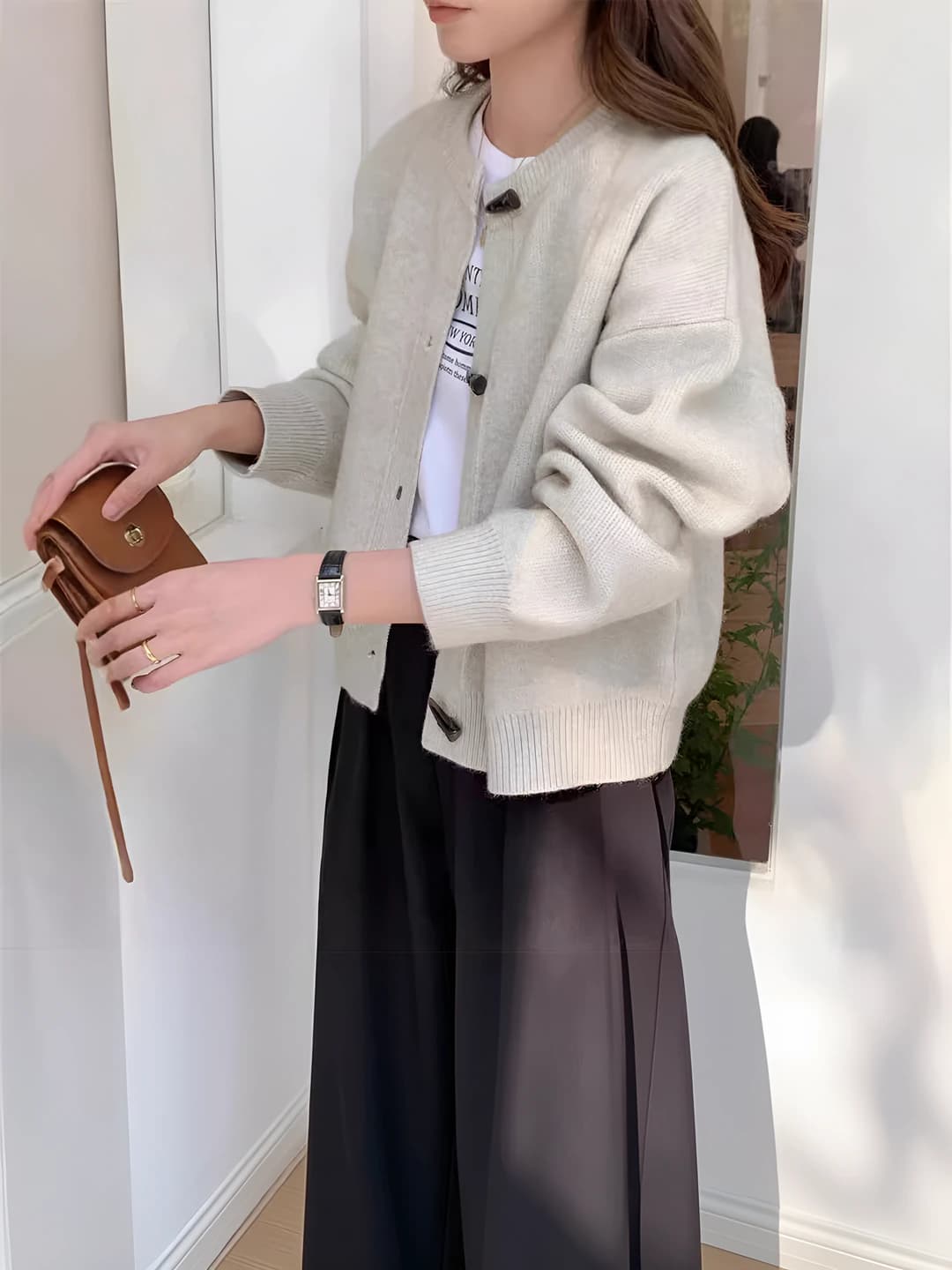 Ayollar uchun dumaloq yoqali trikotaj kardigan, kuzgi, bir rangli, bo'sh (oversize) kesim, uzun yengli, tugma yopilishli