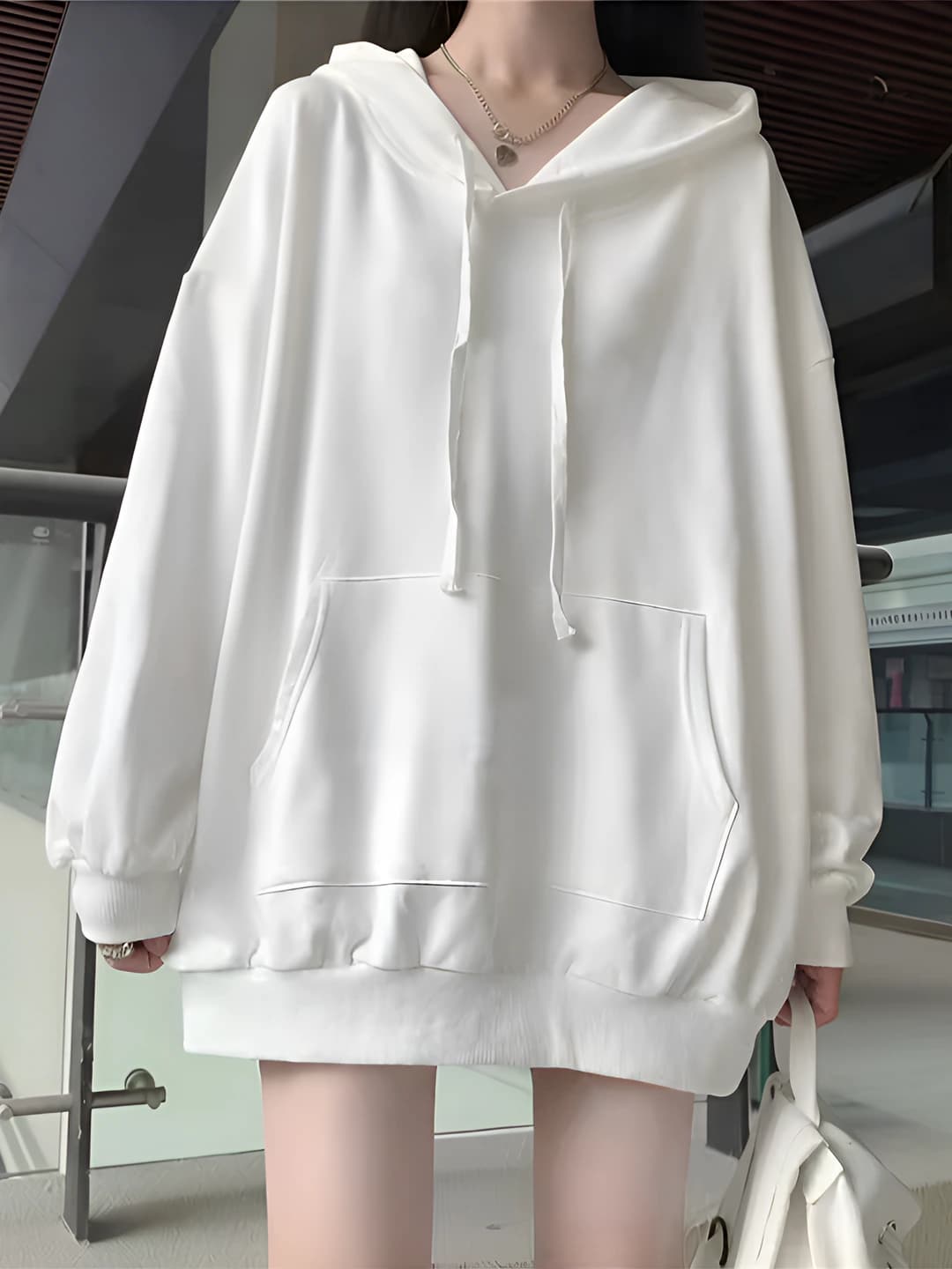 Ayollar uchun koreys uslubida bir rangli bo'sh (oversize) svitshot, kuz-qish mavsumi uchun